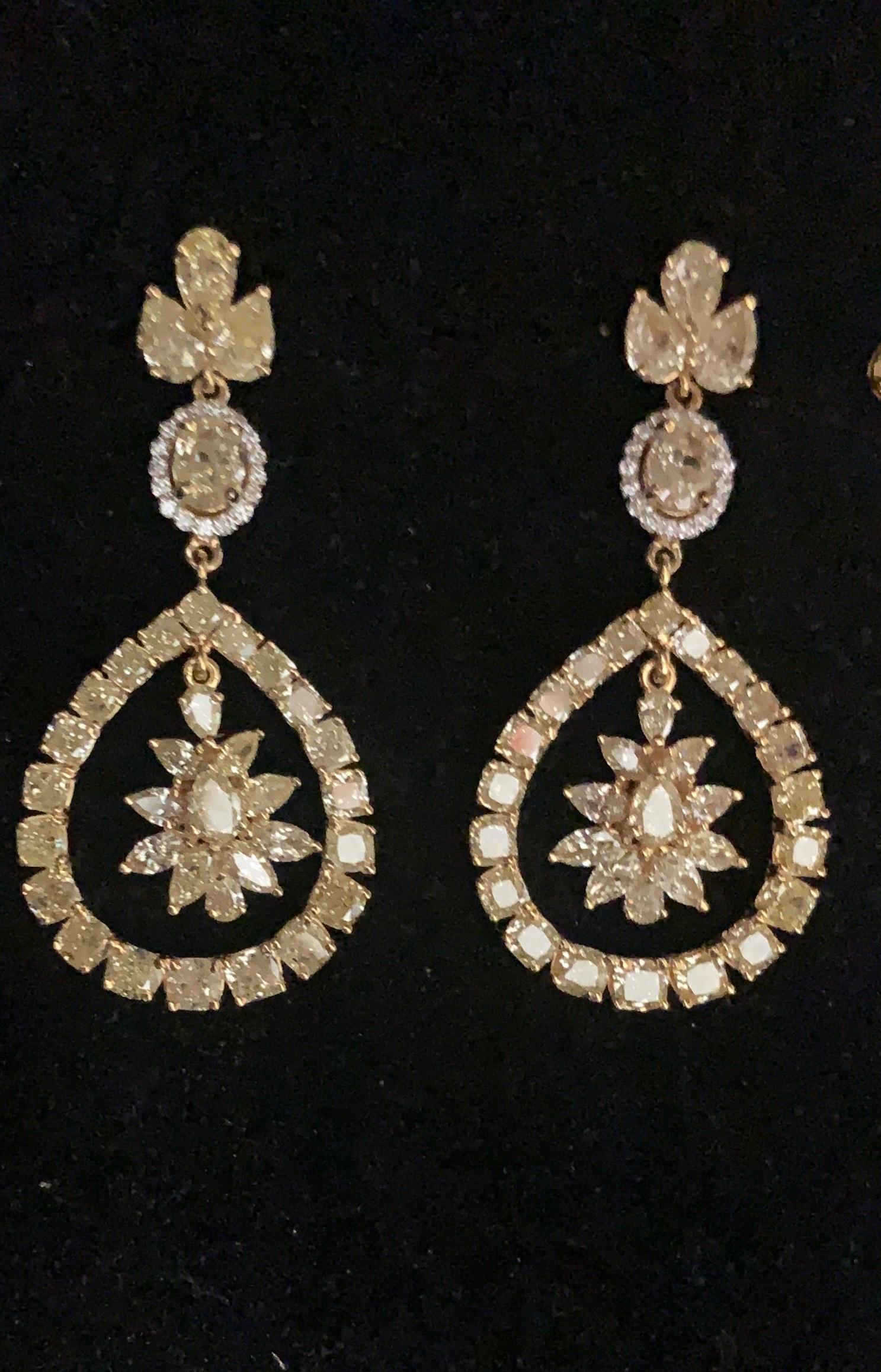 Natural Fancy Yellow Diamond Drop Earrings, 18 Karat Gold In New Condition For Sale In New York, NY