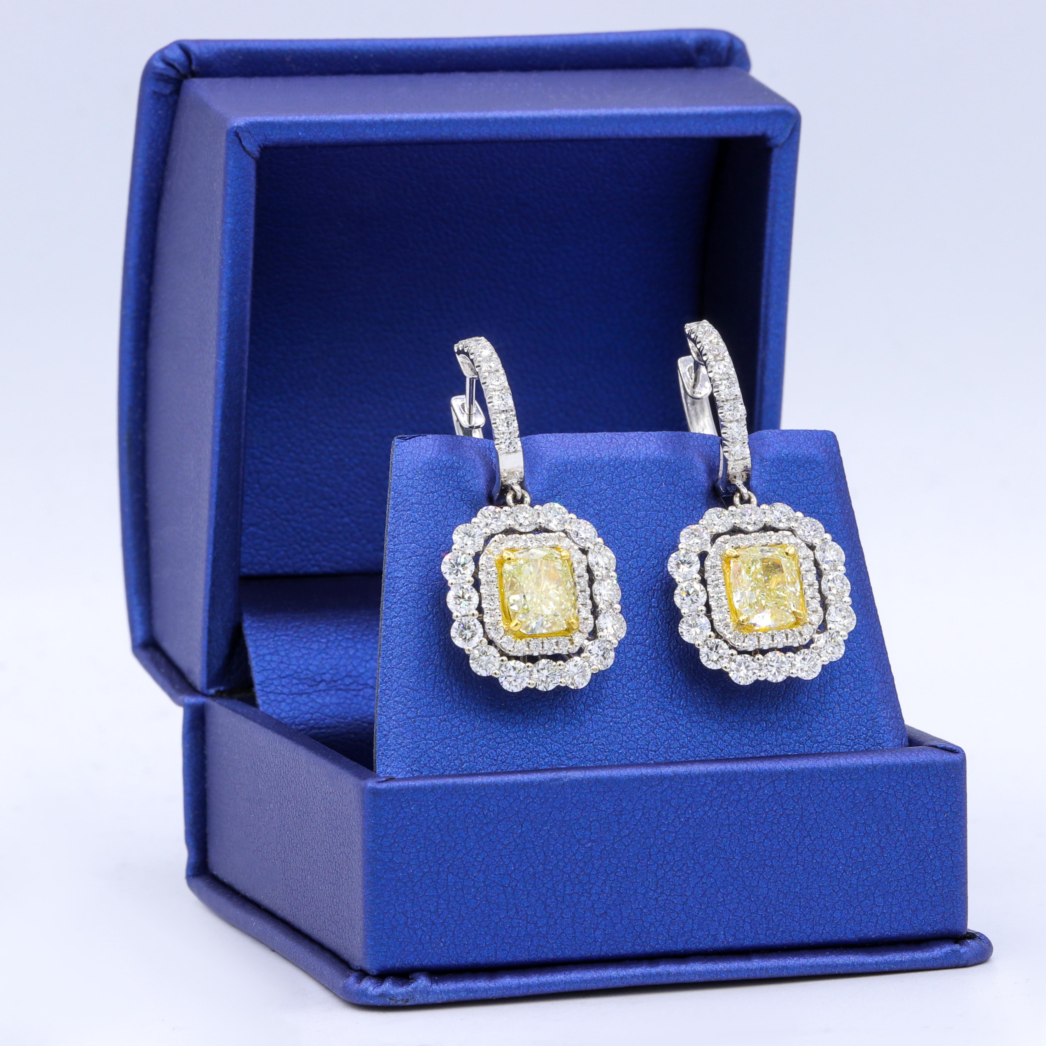 Les boucles d'oreilles sont ornées de diamants jaunes certifiés par le GIA (1,51ct VS1 et 1,52ct VS1), de diamants coussin de couleur jaune clair et de 3,00 carats de diamants blancs.