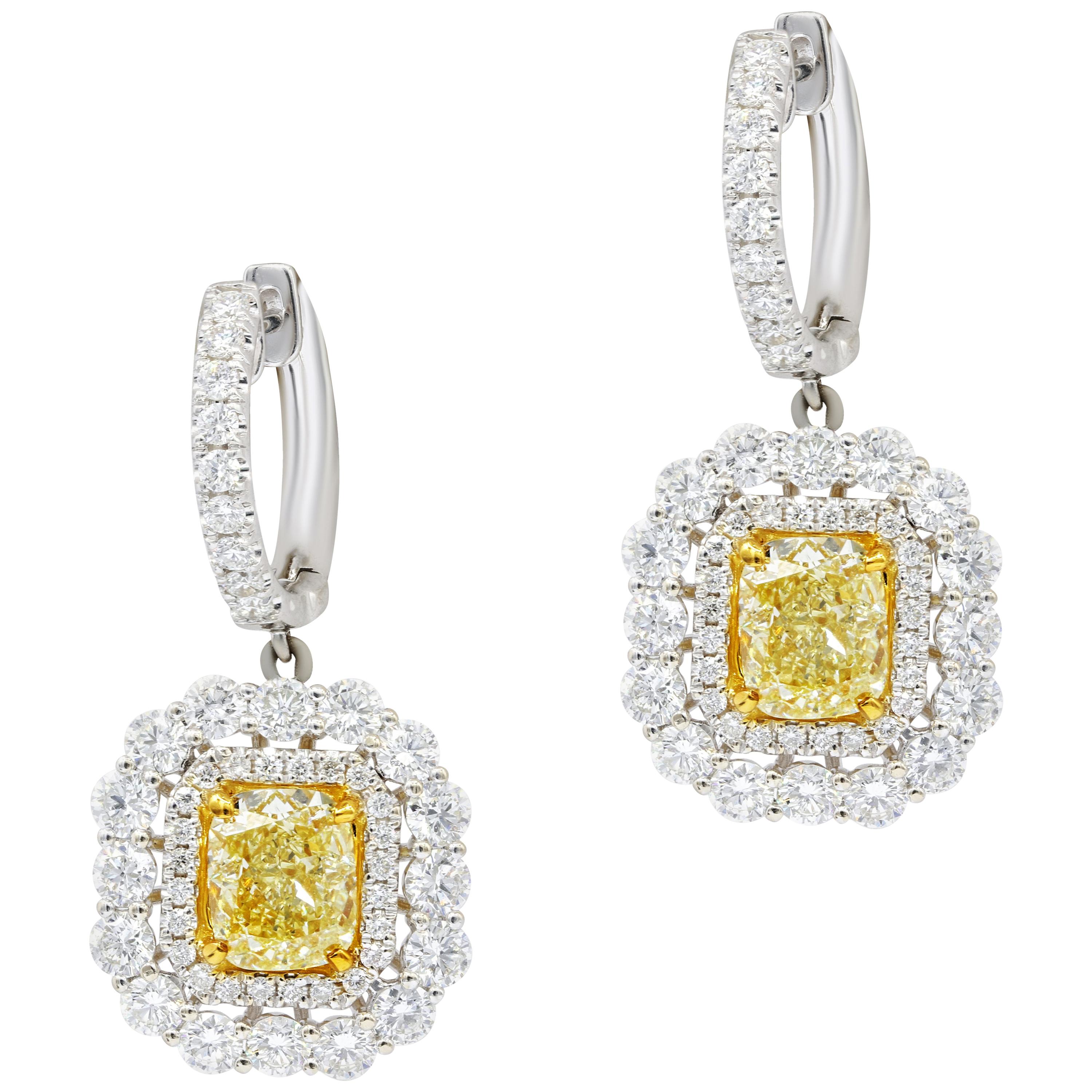 Boucles d'oreilles en or blanc avec halo de diamants jaunes fantaisie naturels