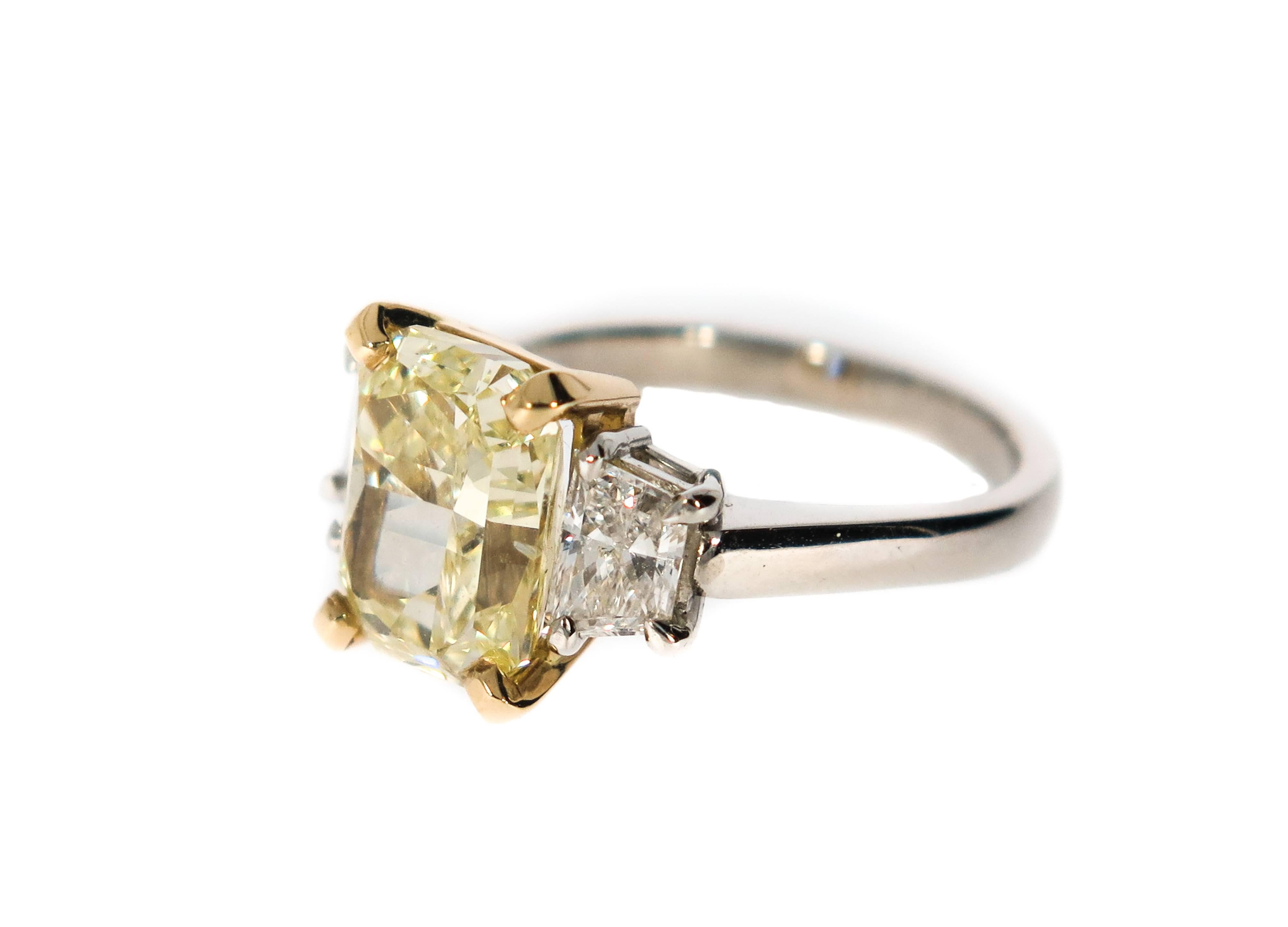 Natural Fancy Yellow Diamond Platinum Ring In New Condition In Greenwich, CT