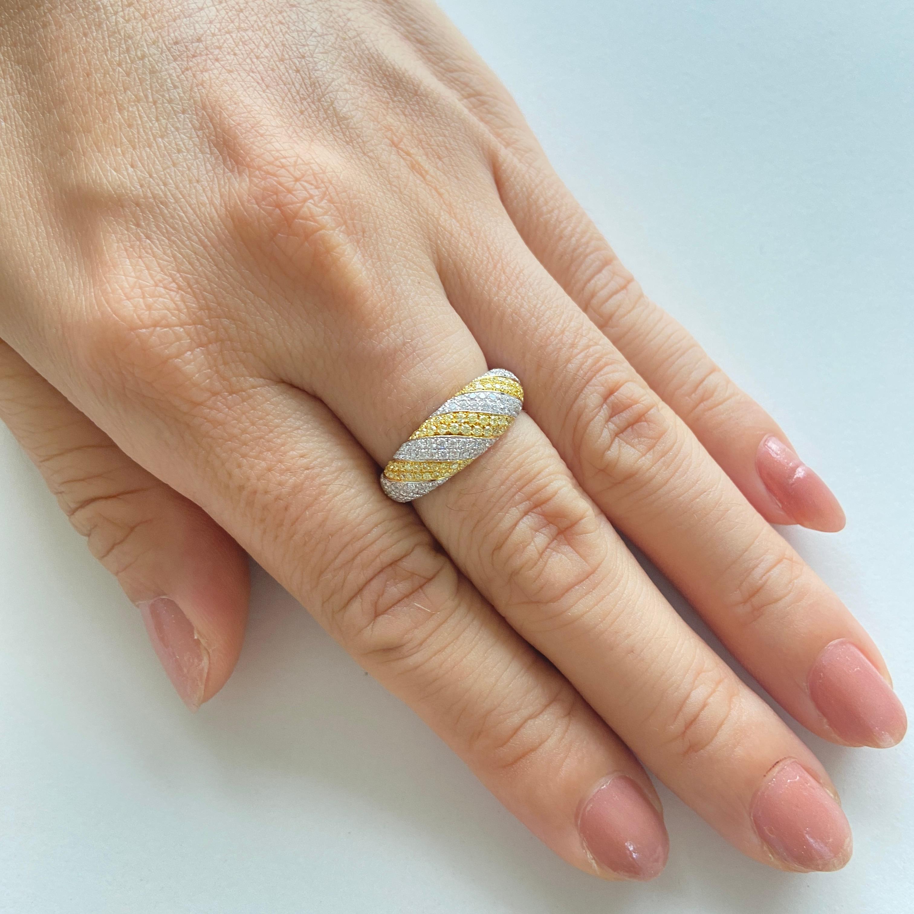 Bague jonc en or 18 carats avec diamant jaune fantaisie naturel et diamant blanc en vente 1