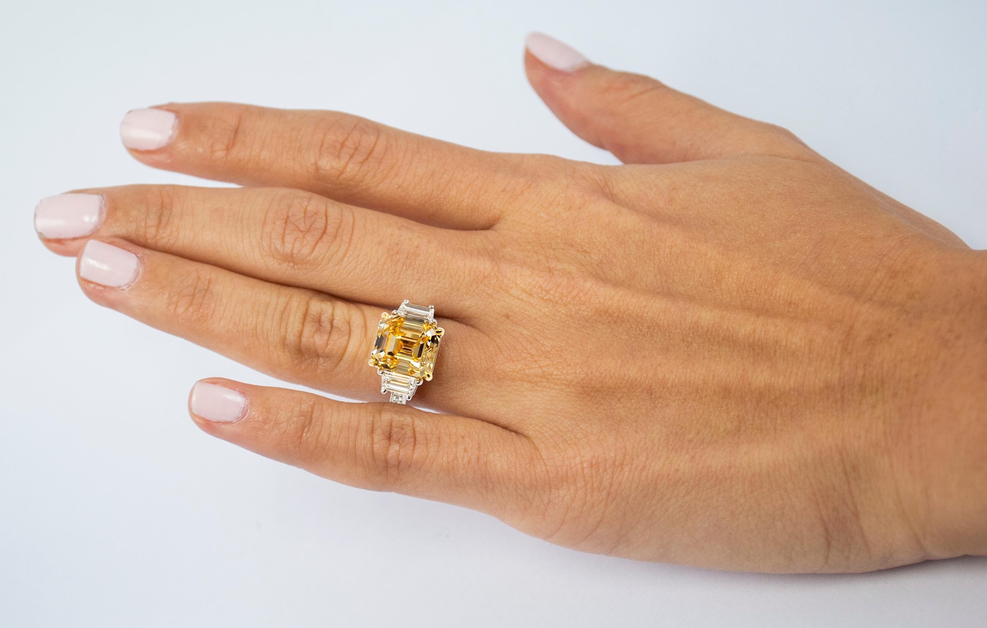 J. Birnbach Ring mit gelbem Fancy-Diamant im Smaragdschliff von 4,41 Karat mit Trapez im Zustand „Neu“ im Angebot in New York, NY