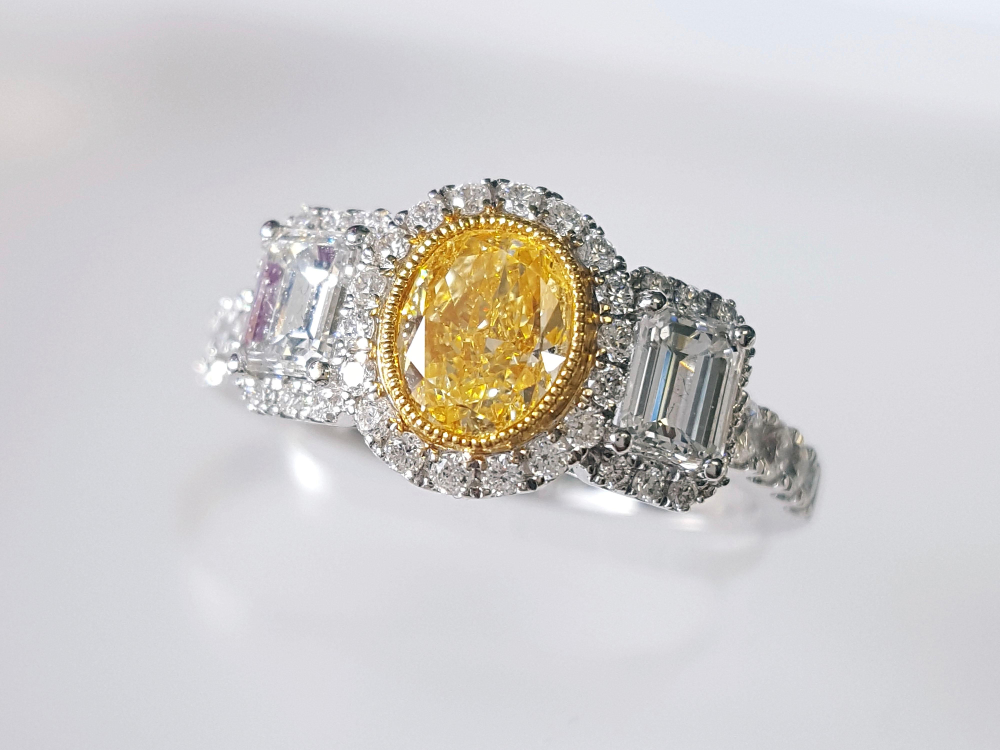 Natürlicher Fancy Yellow Oval Diamond Verlobungsring mit drei Steinen in 18K Gold (Zeitgenössisch) im Angebot