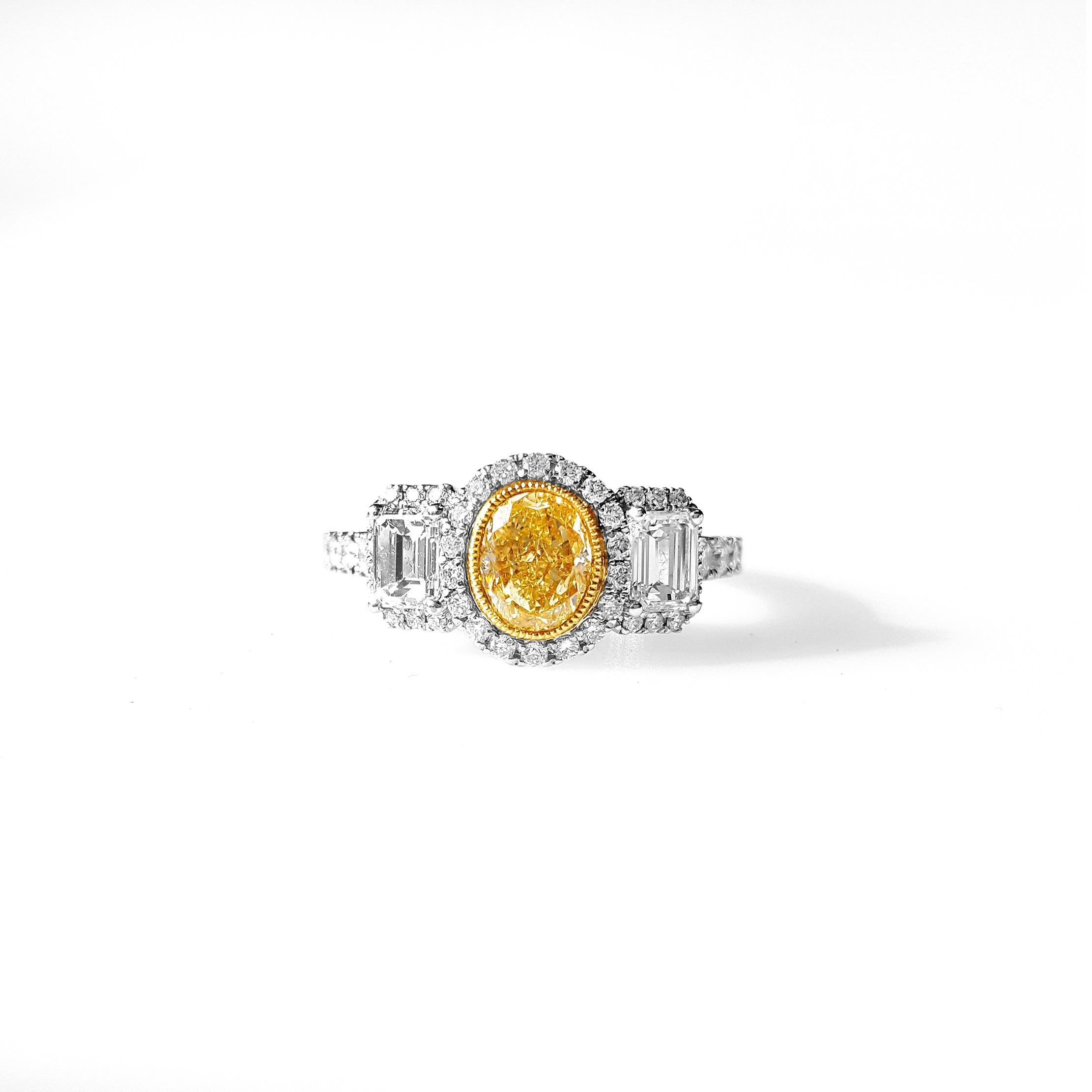 Natürlicher Fancy Yellow Oval Diamond Verlobungsring mit drei Steinen in 18K Gold Damen im Angebot