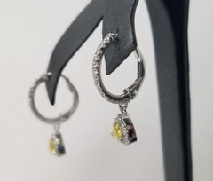 Natürlicher gelber Fancy-Diamant im Trillionenschliff in 14k wg Diamant-Halo Huggies ER