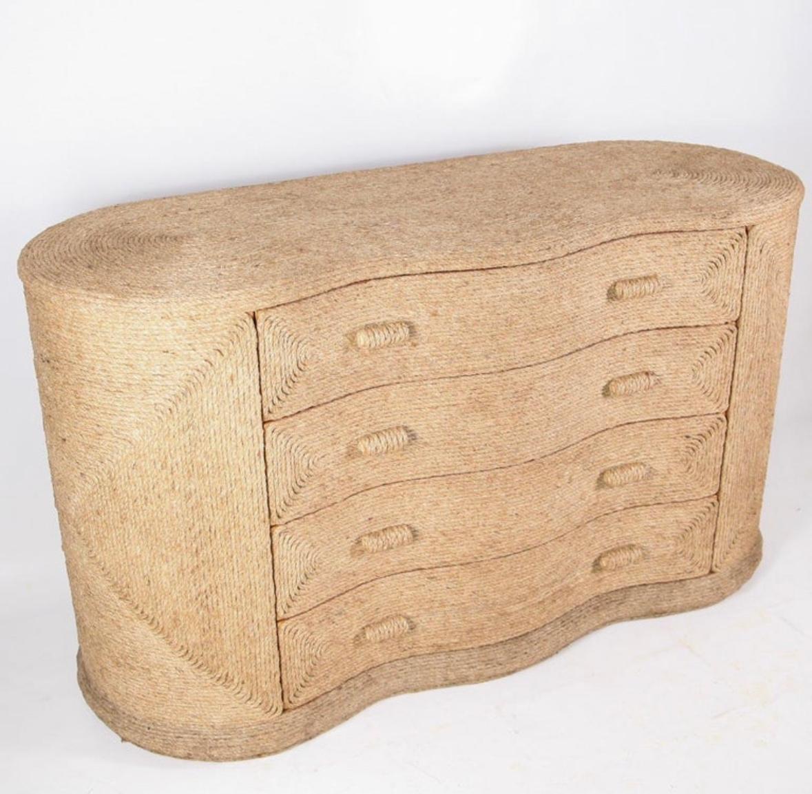 Splendida cassettiera curva fatta a mano in corda di fibra naturale. La combinazione di design e semplicità ti avvicina alla natura. I 4 cassetti sono dotati di un ampio spazio per riporre gli oggetti. Raro pezzo interamente realizzato a mano con