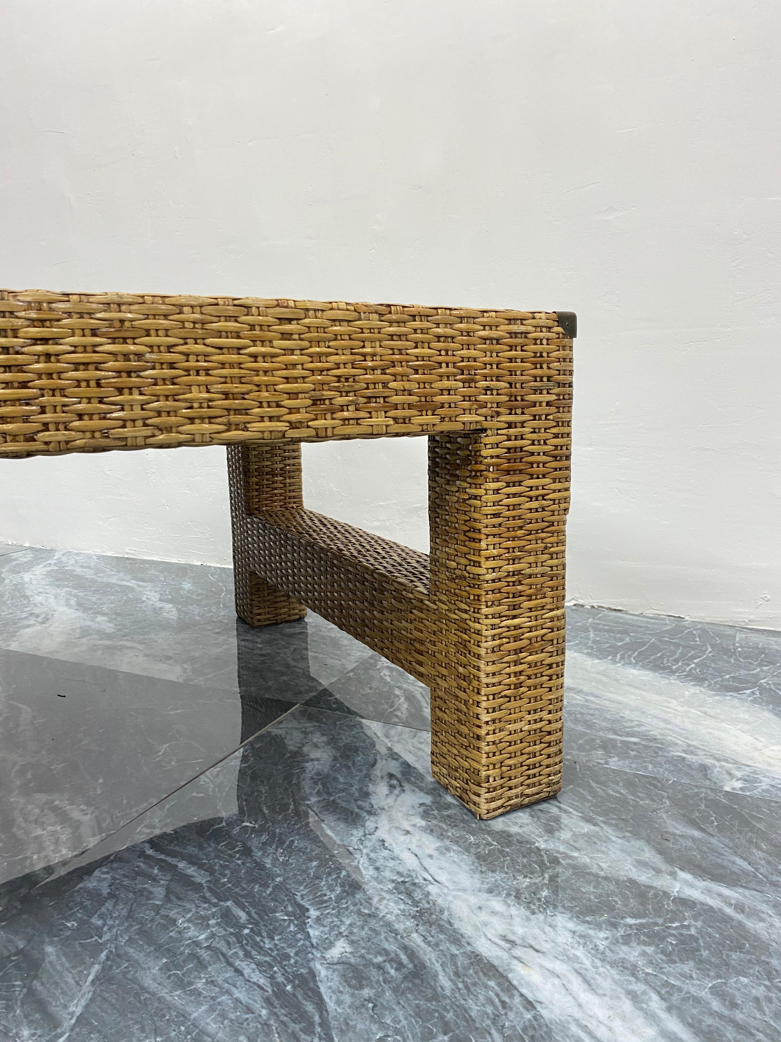 Table basse en rotin tressé en fibres naturelles avec coins en laiton antique en vente 3