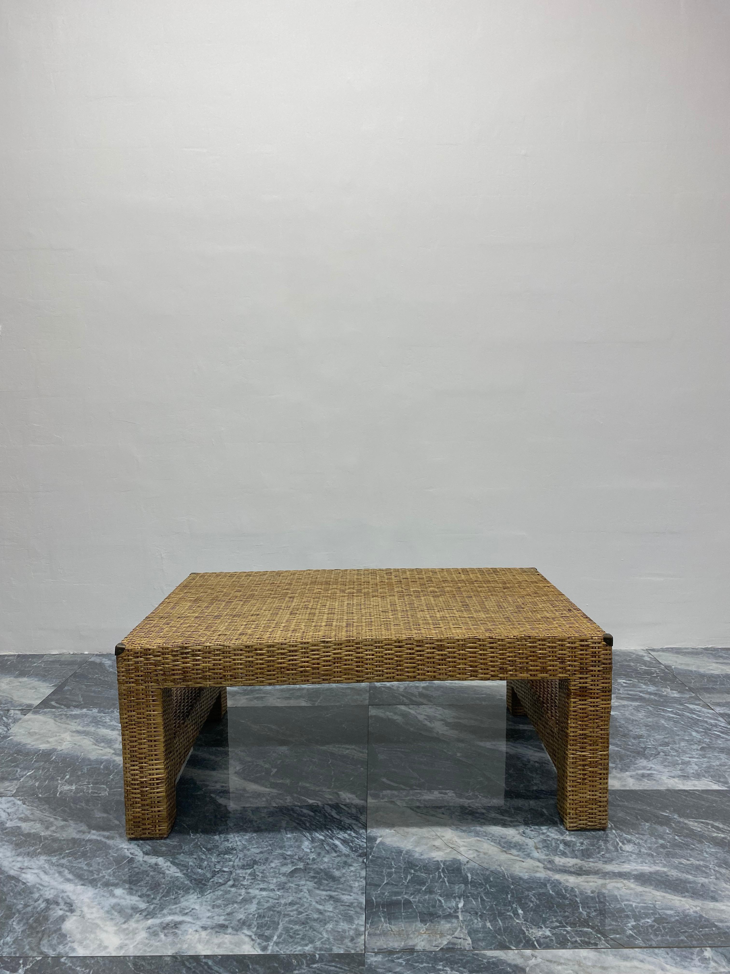 Table basse en rotin tressé du milieu du siècle avec une finition brillante et des coins en laiton antique. Fabriqué à la main aux Philippines, années 1970.