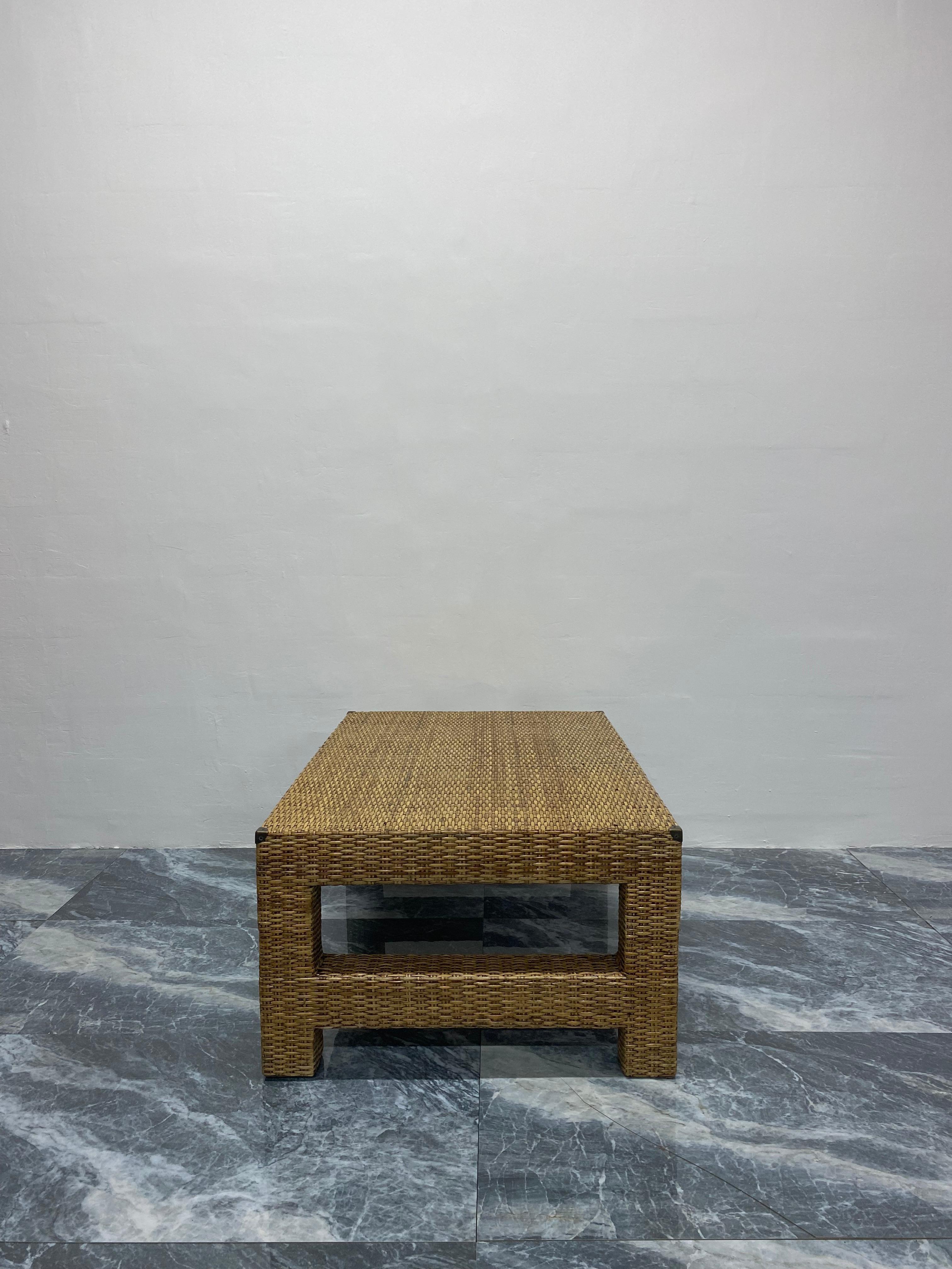 Mid-Century Modern Table basse en rotin tressé en fibres naturelles avec coins en laiton antique en vente