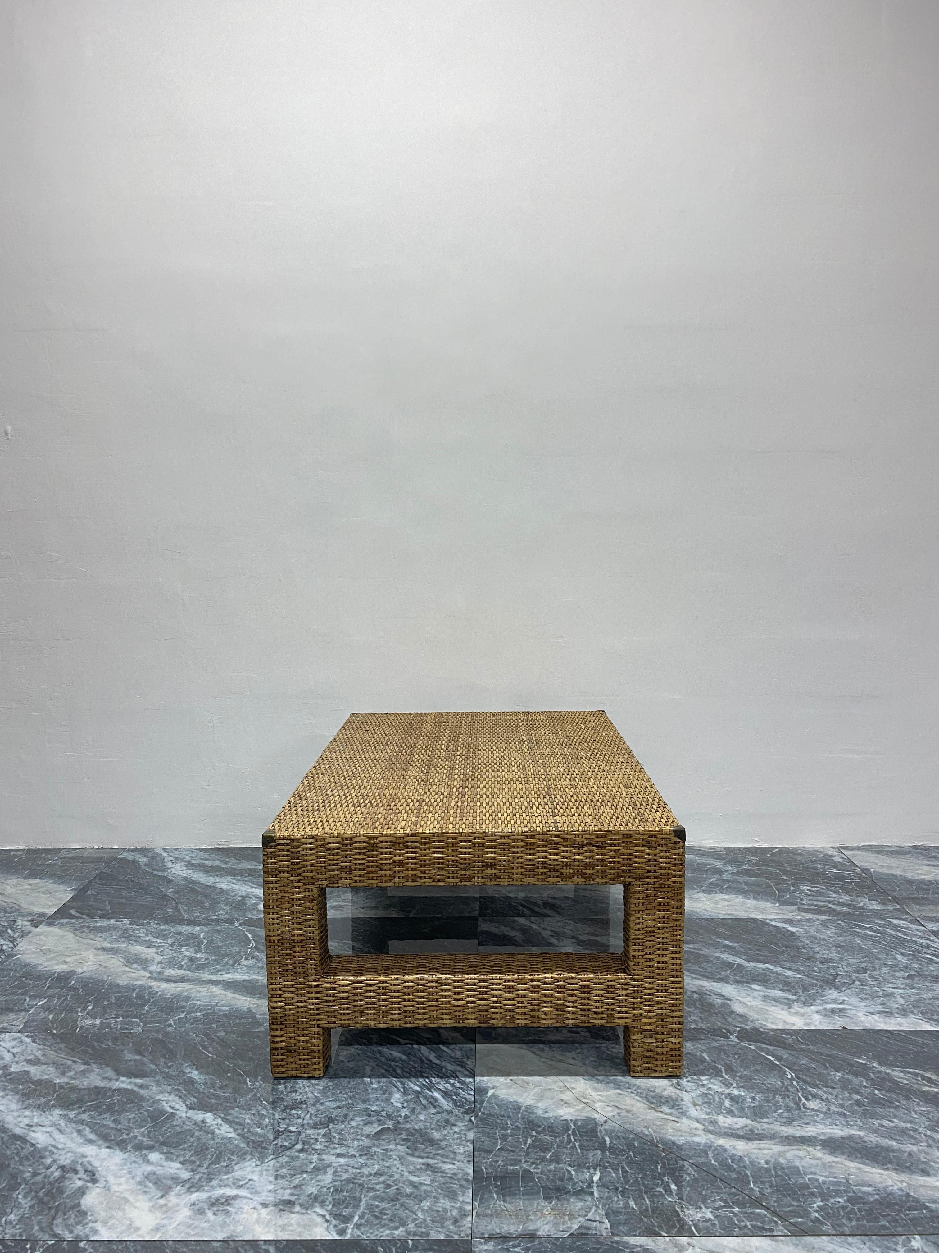 Table basse en rotin tressé en fibres naturelles avec coins en laiton antique Bon état - En vente à Miami, FL