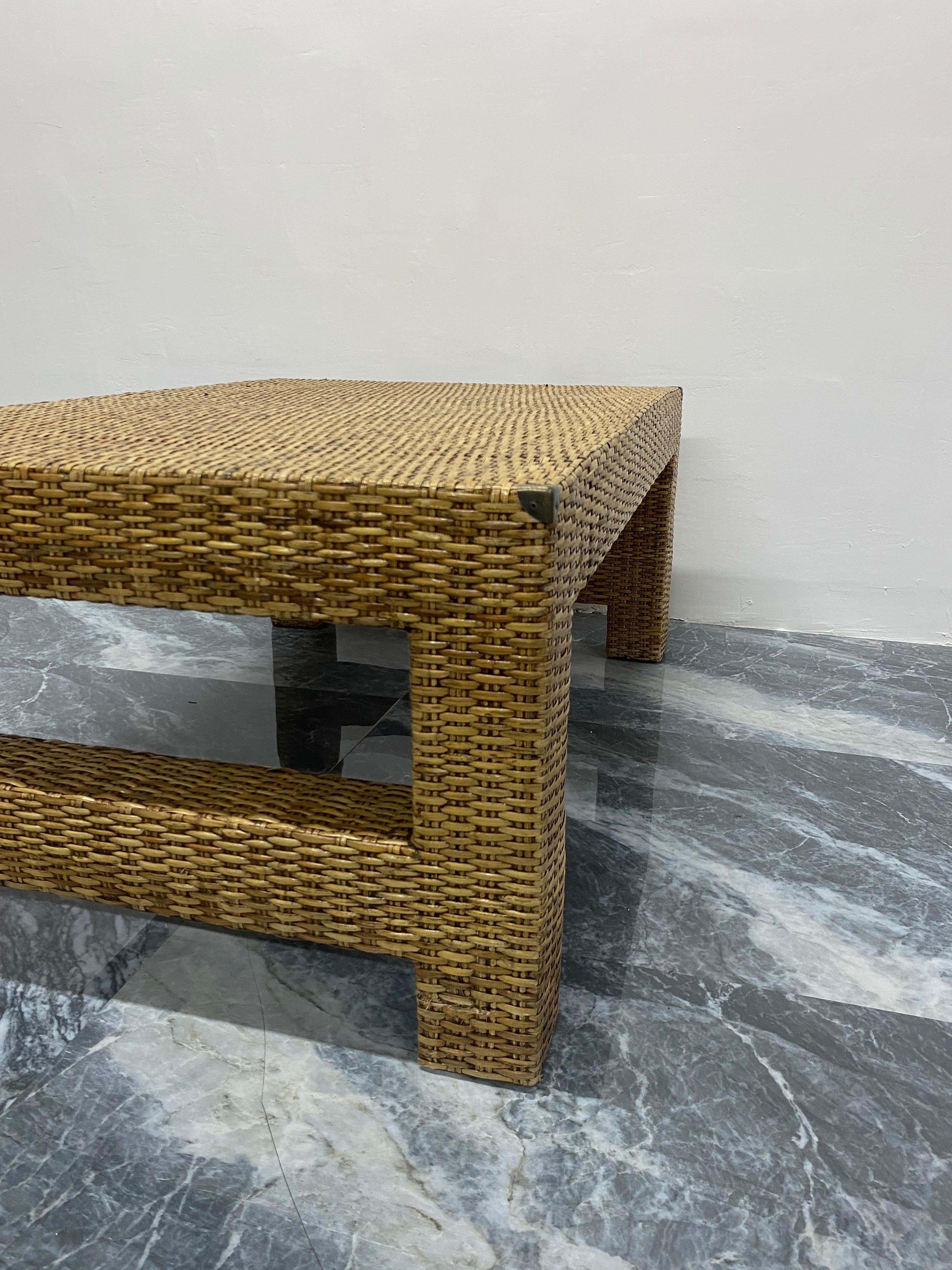 20ième siècle Table basse en rotin tressé en fibres naturelles avec coins en laiton antique en vente