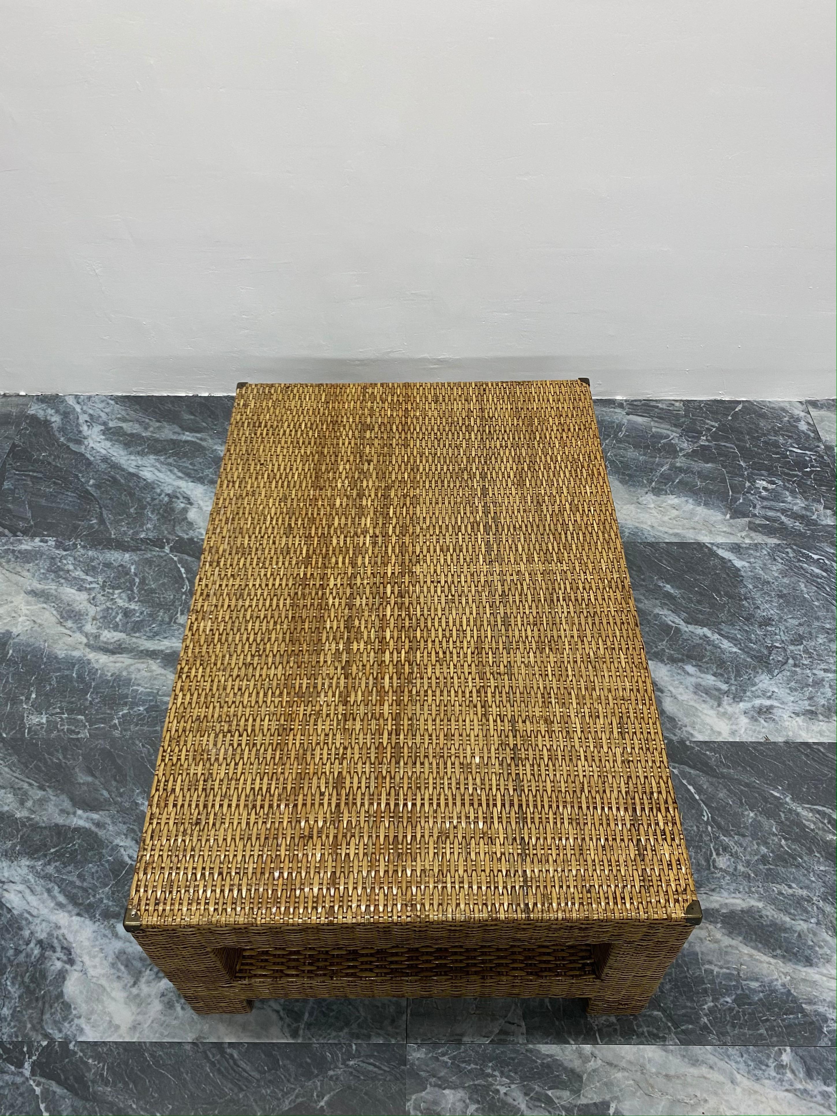 Table basse en rotin tressé en fibres naturelles avec coins en laiton antique en vente 1