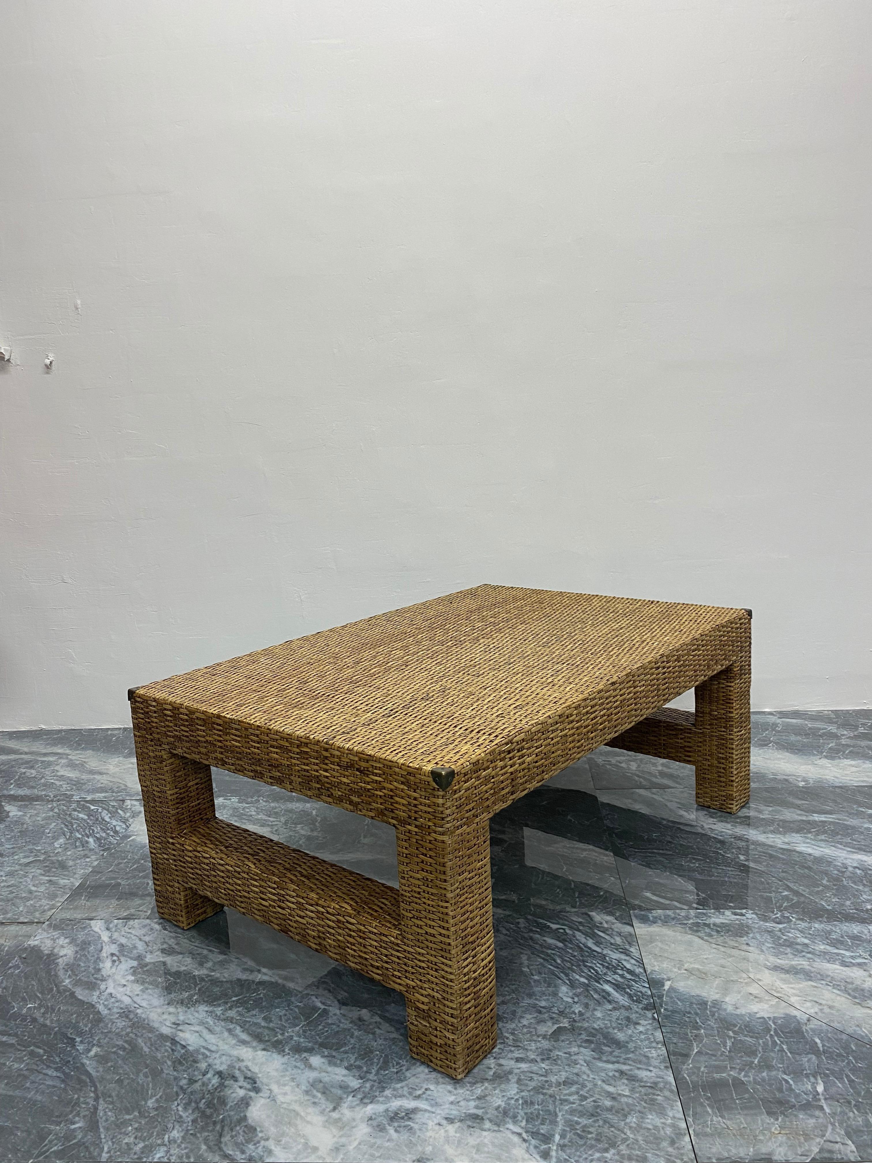 Table basse en rotin tressé en fibres naturelles avec coins en laiton antique en vente 2