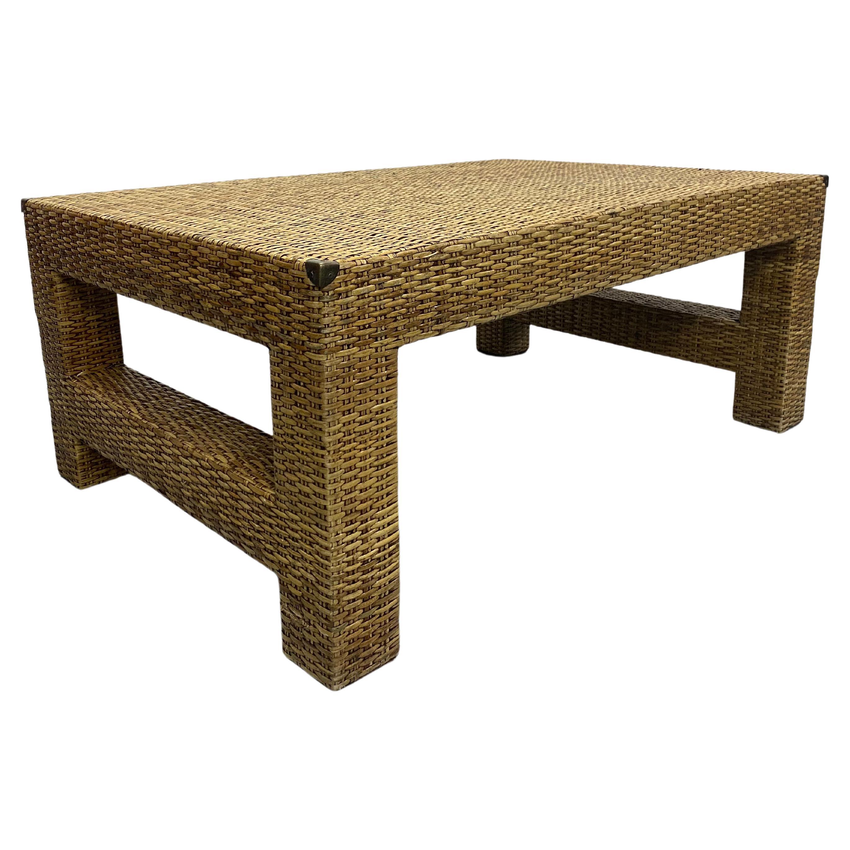 Table basse en rotin tressé en fibres naturelles avec coins en laiton antique en vente
