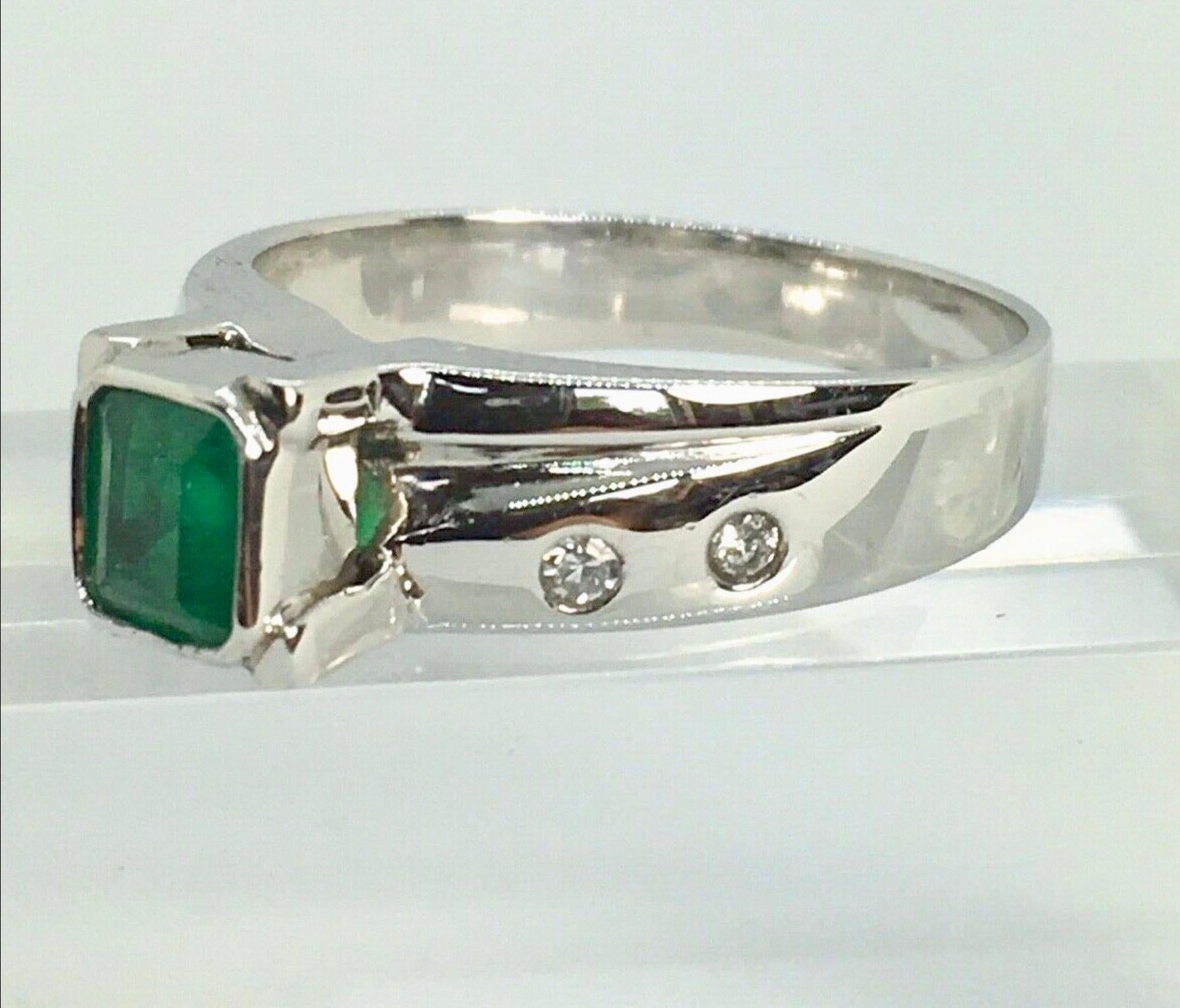 Contemporary Colombian Emerald Diamonds Solitaire Ring White Gold 18 Karat For Sale