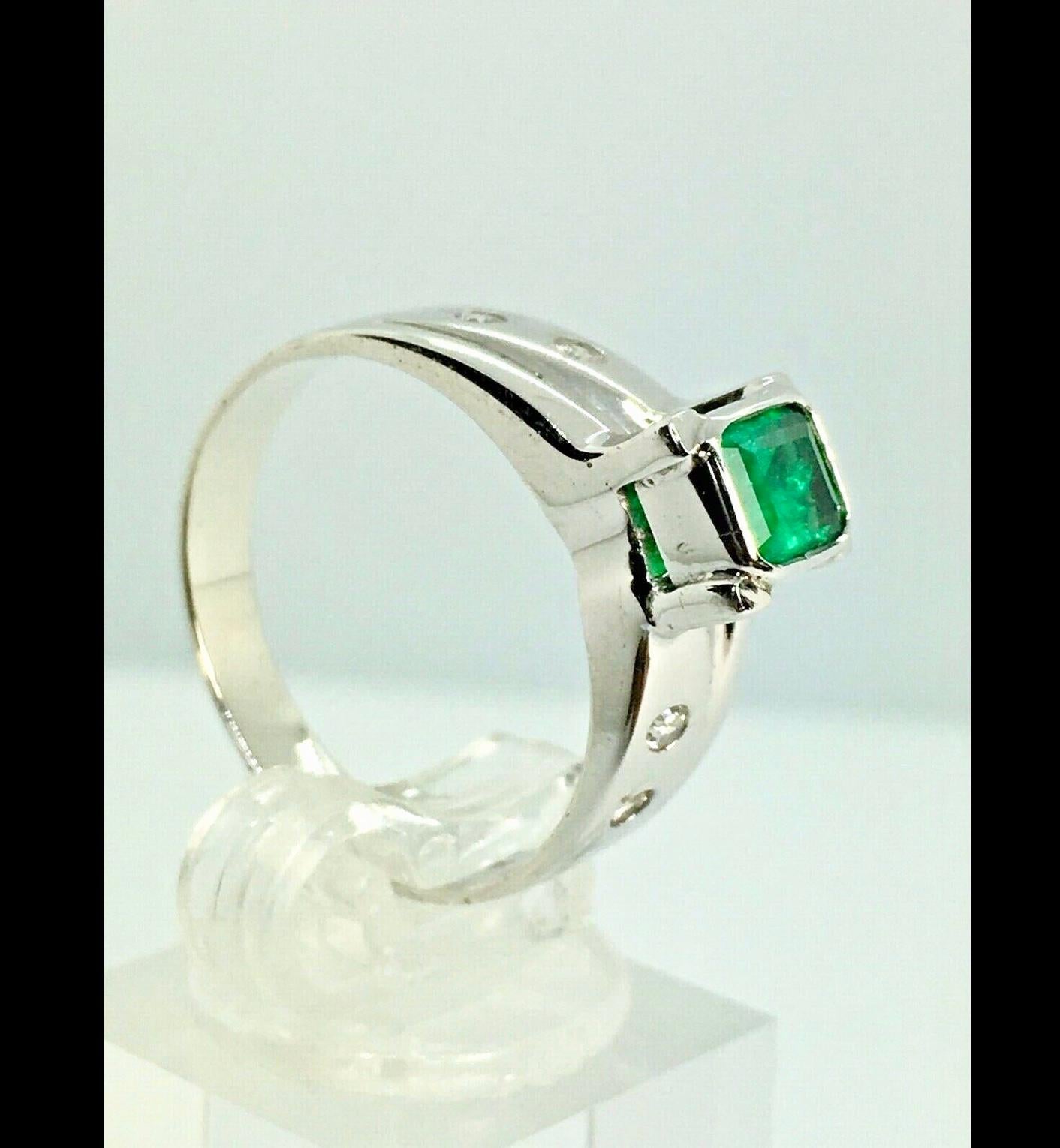 Women's or Men's Colombian Emerald Diamonds Solitaire Ring White Gold 18 Karat For Sale