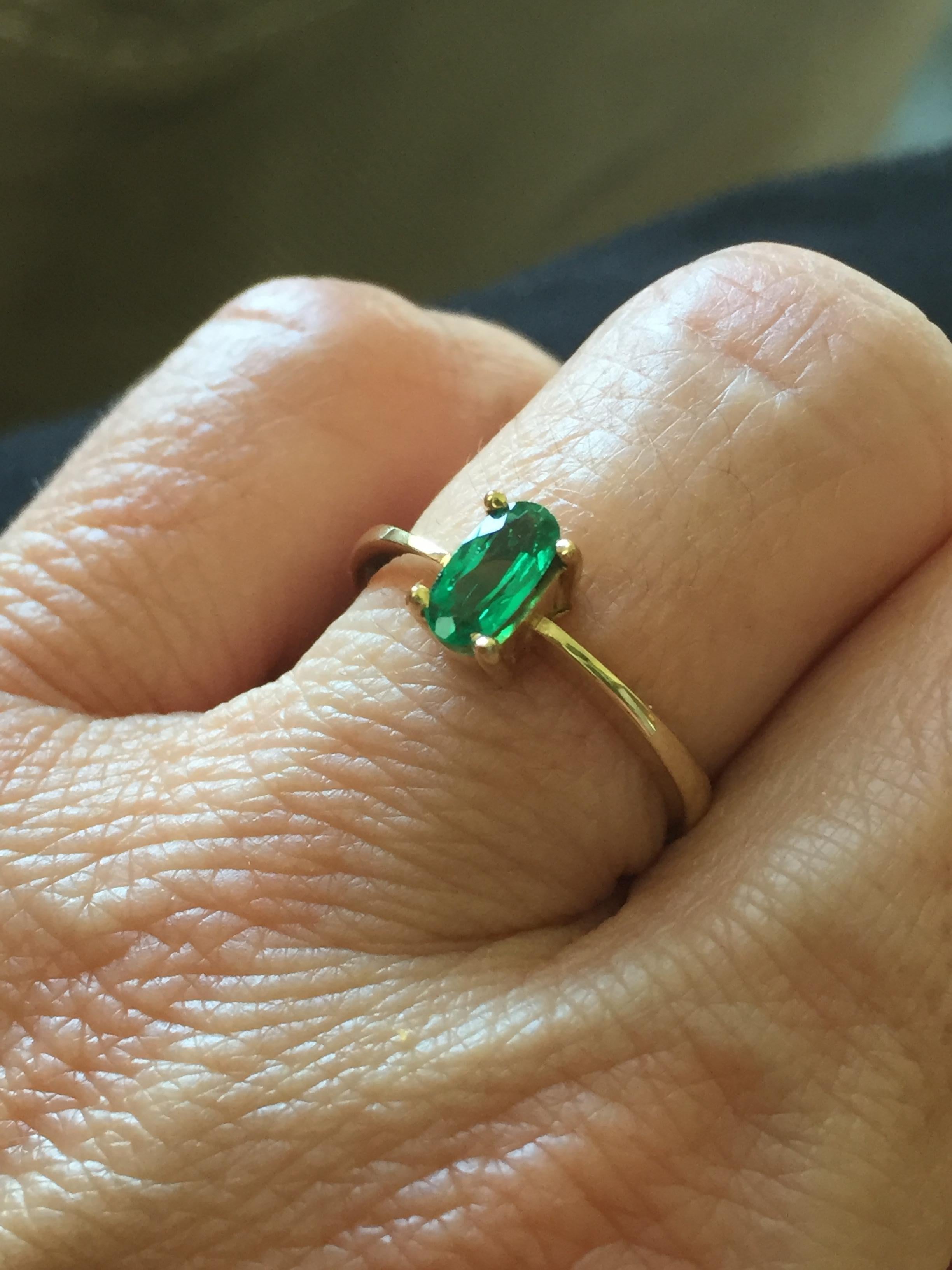 Oval Cut Natural Fine Natural Oval Colombian Emerald Solitaire Ring 18 Karat Gold For Sale