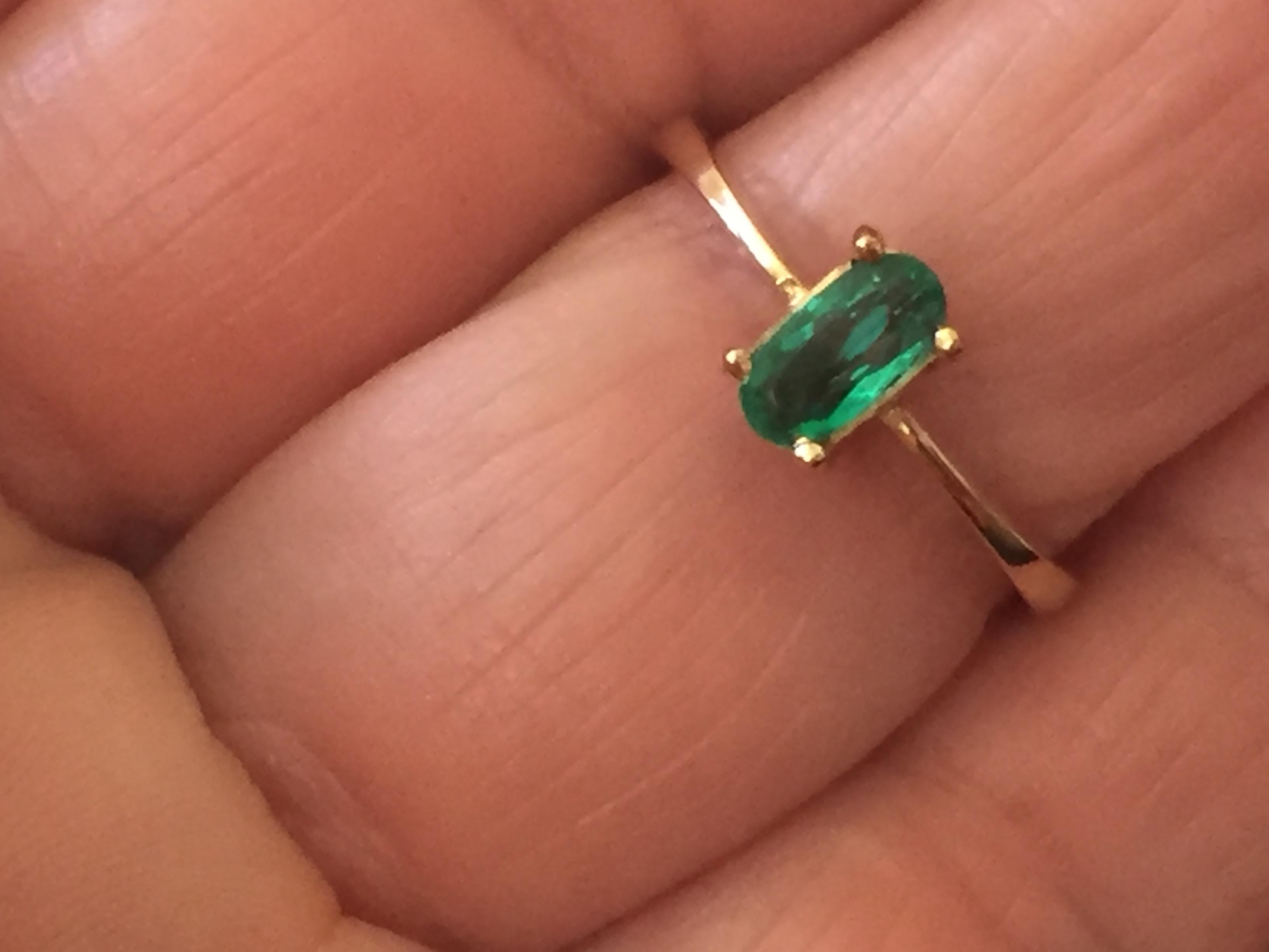 Natural Fine Natural Oval Colombian Emerald Solitaire Ring 18 Karat Gold For Sale 2