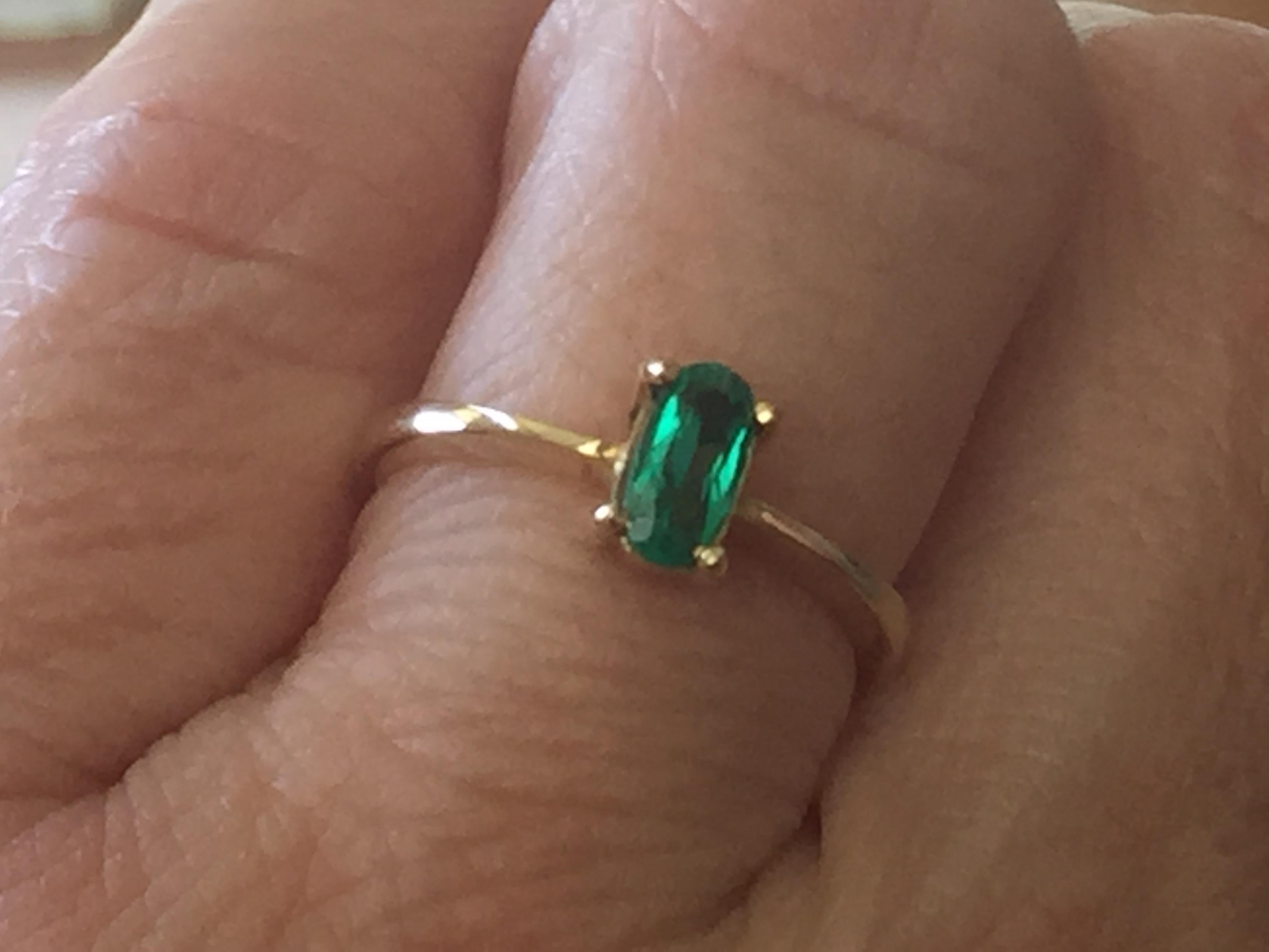 Natural Fine Natural Oval Colombian Emerald Solitaire Ring 18 Karat Gold For Sale 3
