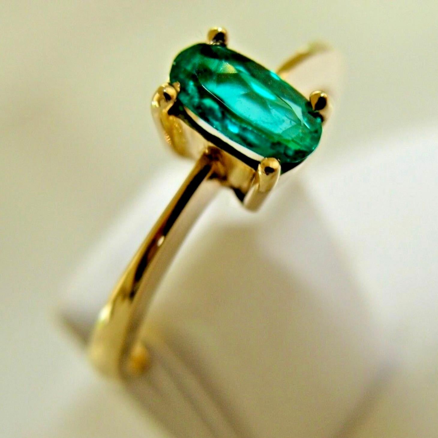 Modern Natural Fine Natural Oval Colombian Emerald Solitaire Ring 18 Karat Gold For Sale