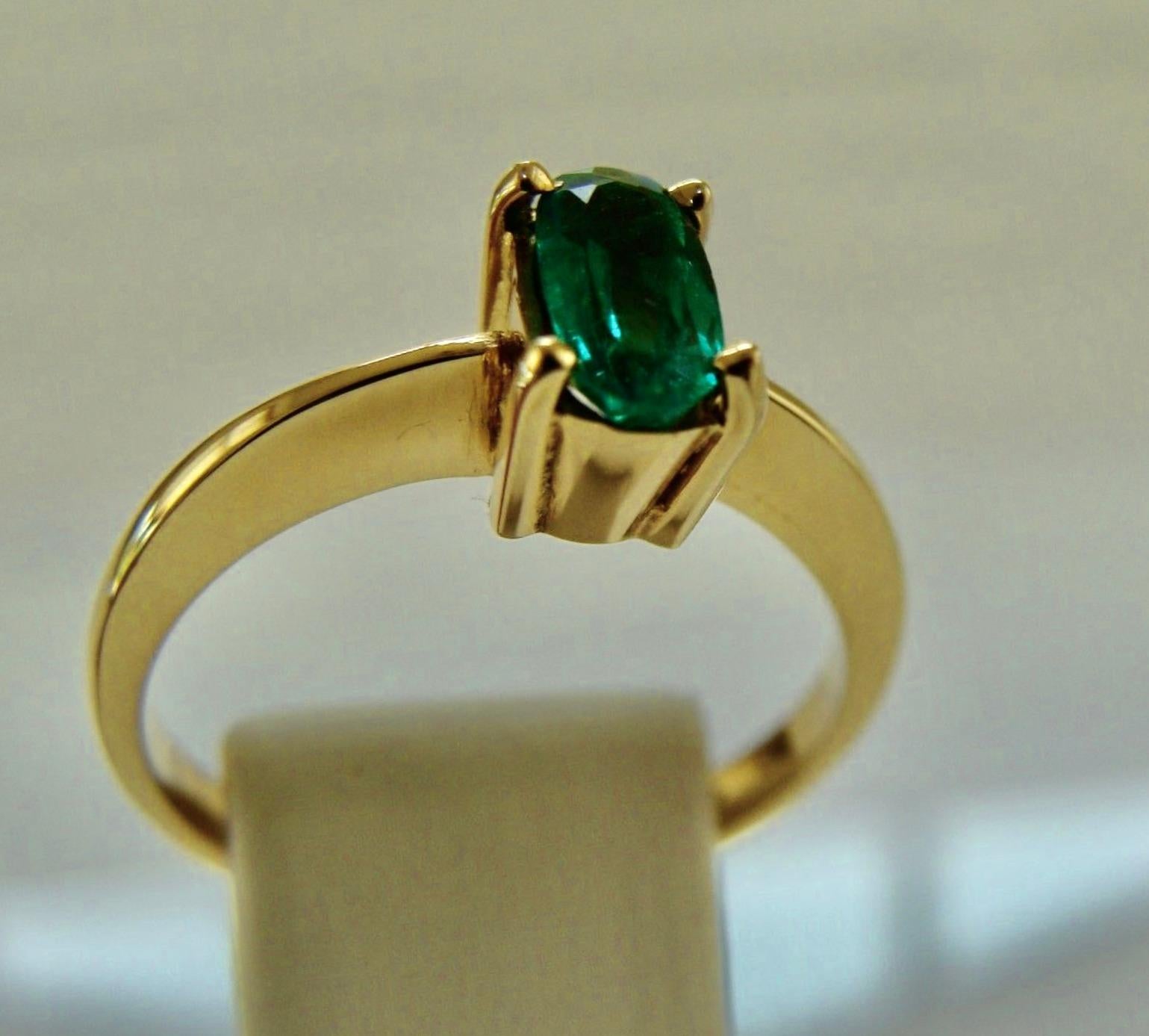 Women's Natural Fine Natural Oval Colombian Emerald Solitaire Ring 18 Karat Gold For Sale