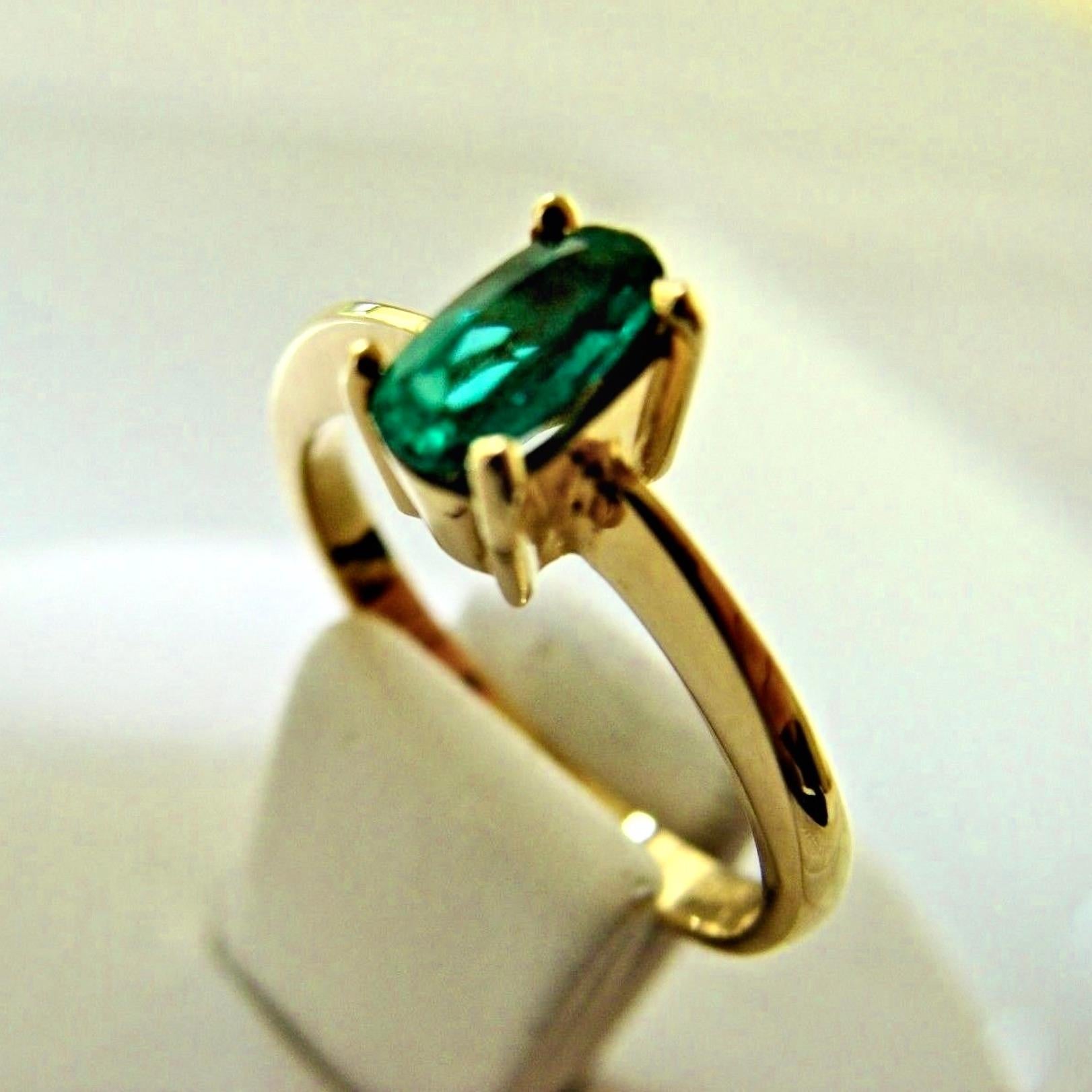 Natural Fine Natural Oval Colombian Emerald Solitaire Ring 18 Karat Gold For Sale 1