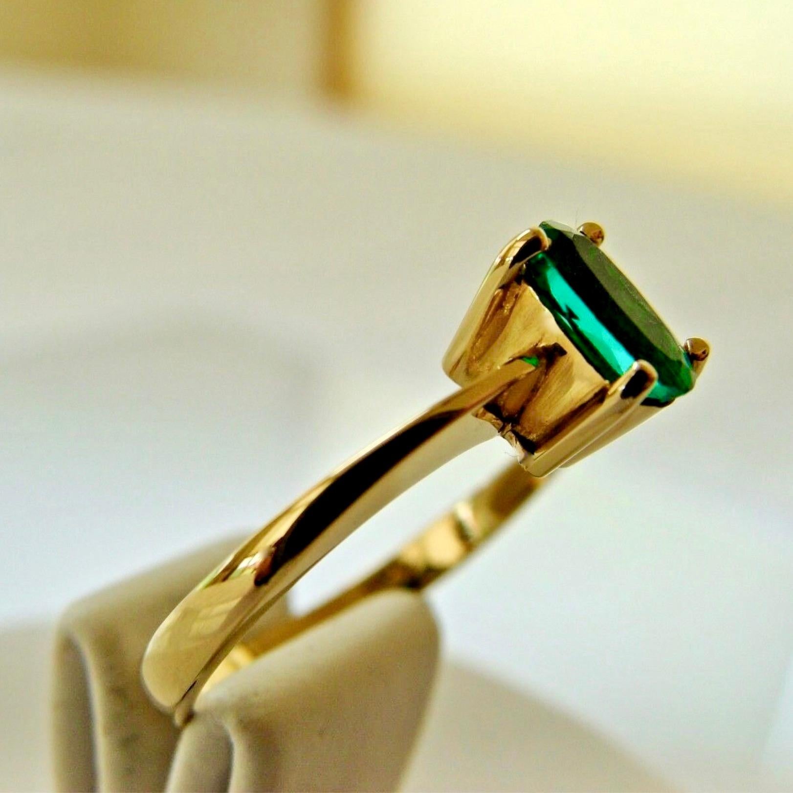 Natural Fine Natural Oval Colombian Emerald Solitaire Ring 18 Karat Gold For Sale 5