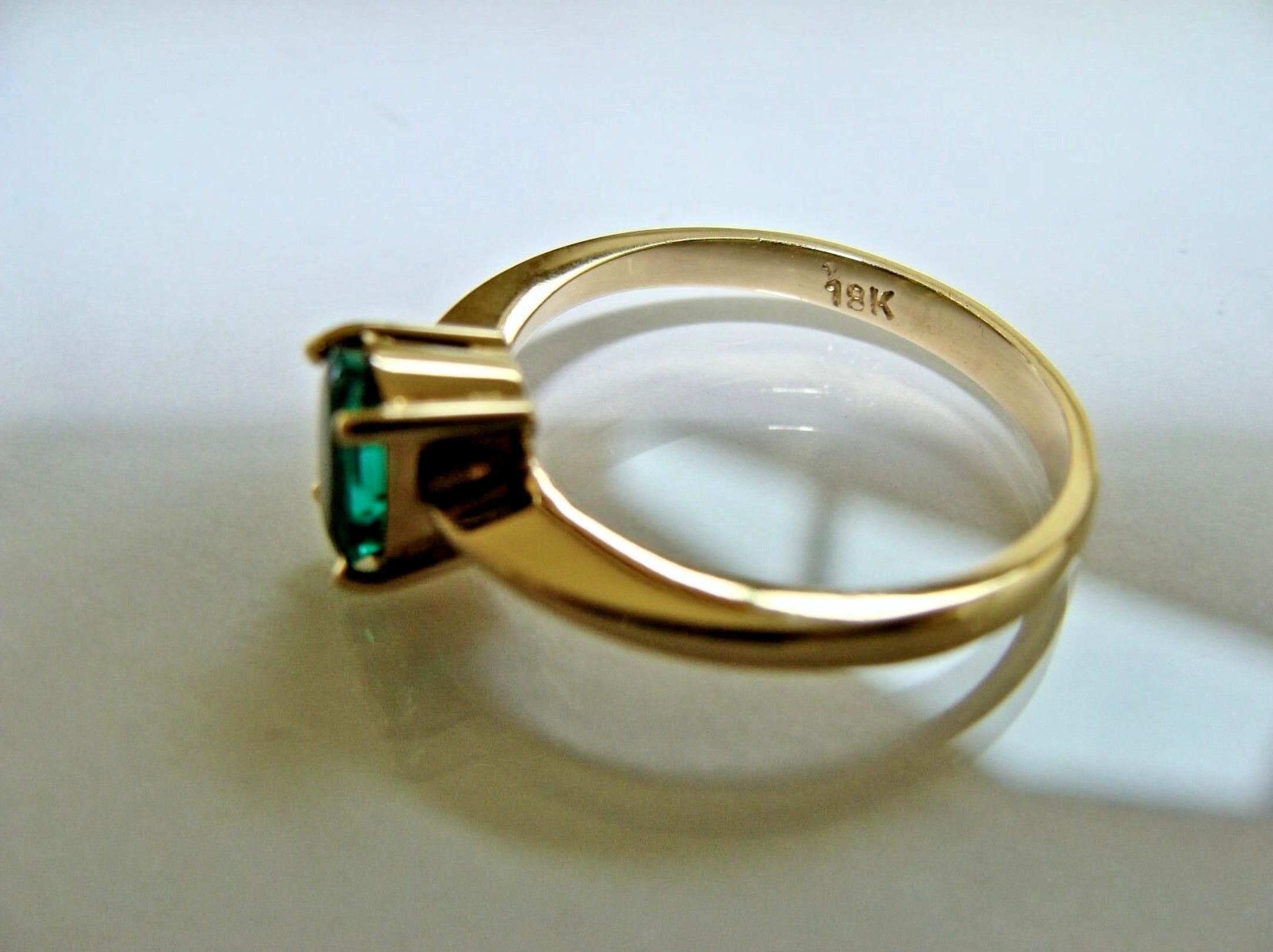 Natural Fine Natural Oval Colombian Emerald Solitaire Ring 18 Karat Gold For Sale 6