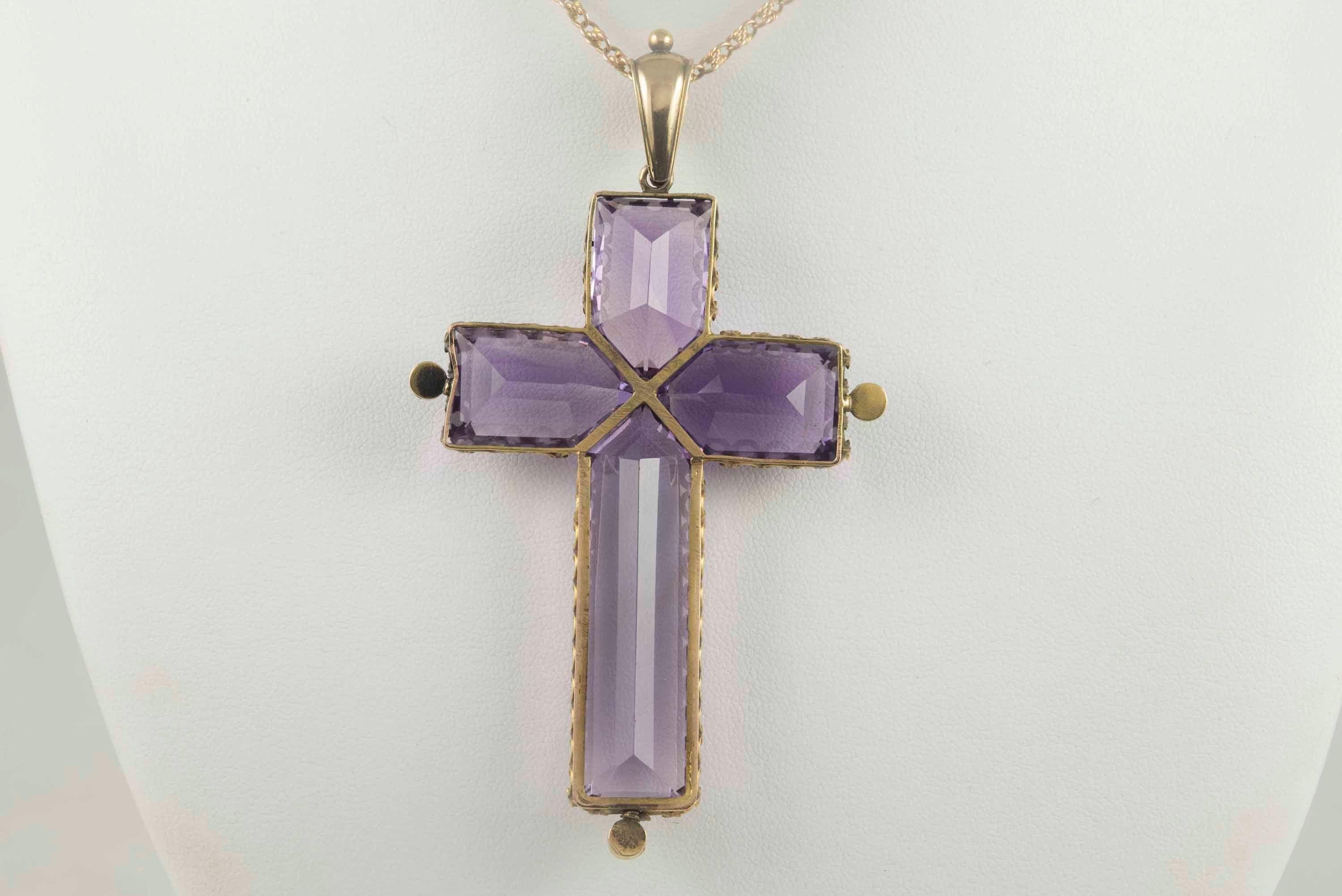Taille baguette Collier pendentif en forme de croix en améthyste violette naturelle fine et perles naturelles en vente