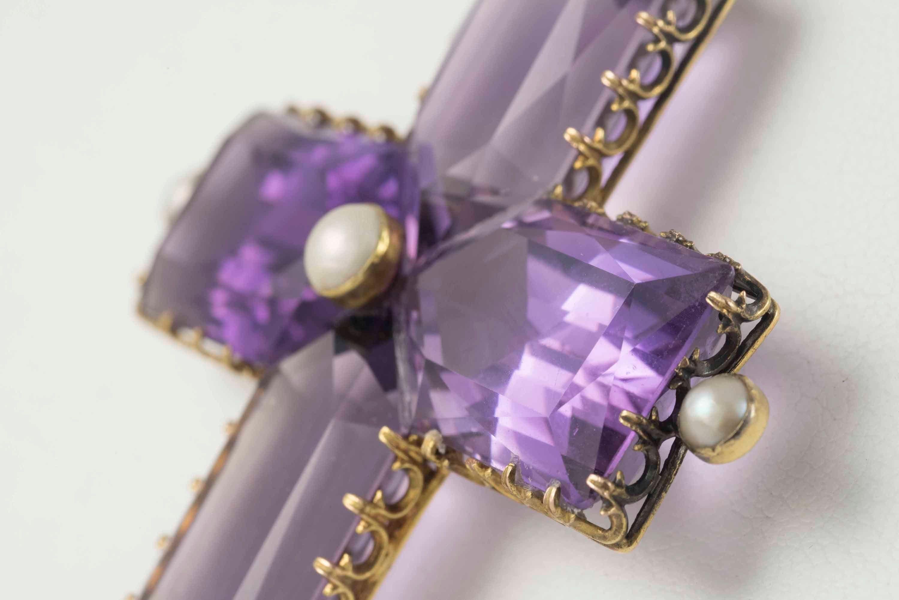 Collier pendentif en forme de croix en améthyste violette naturelle fine et perles naturelles Bon état - En vente à Denver, CO