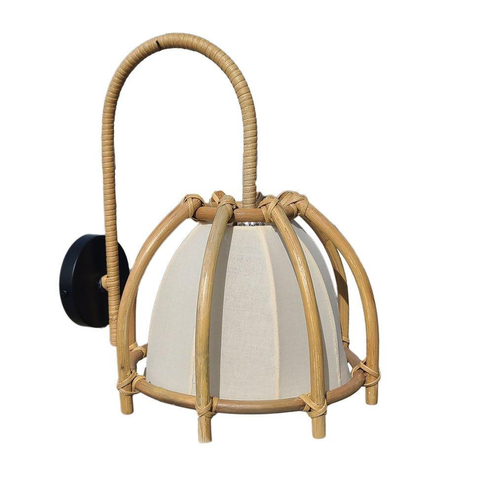 Originale applique in rattan anni '90 con finitura naturale, perfetta per aggiungere un po' di calore a una casa moderna. Il pendente è caratterizzato da un paralume a bastoncino in rattan appeso a un'asta in rattan a fessura collegata a una piastra