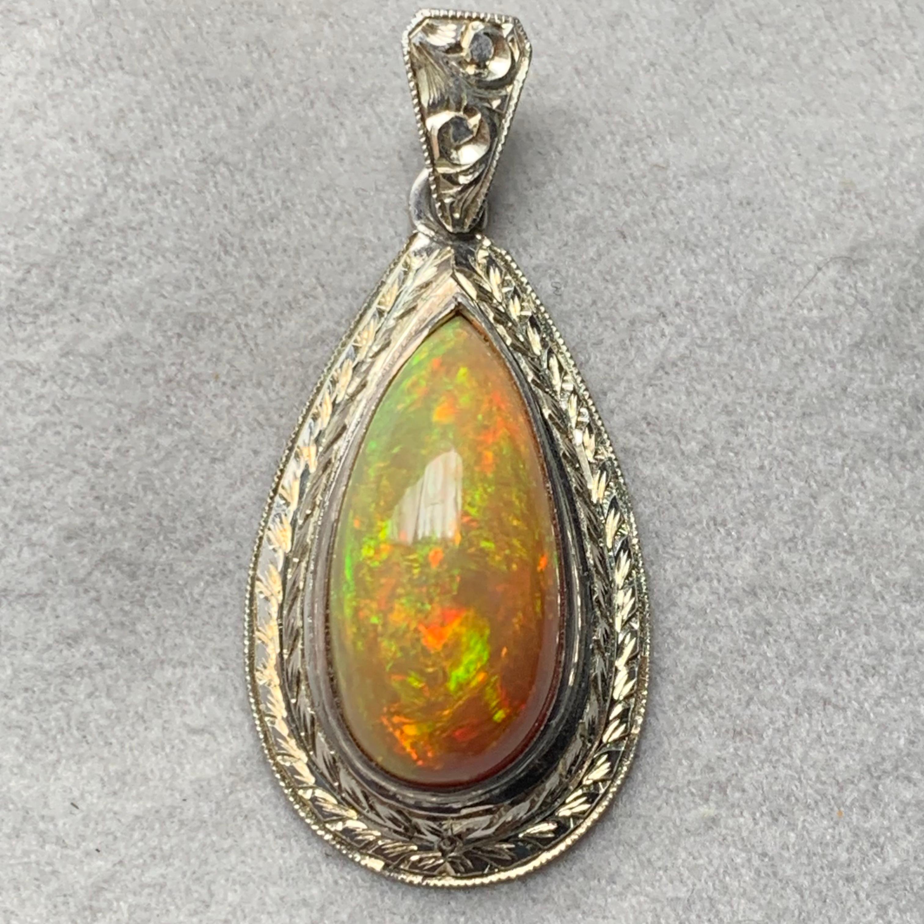 Cabochon Natural Fire Opal Pendant in 925 Sterling Silver – Handmade with Play of Color in vendita