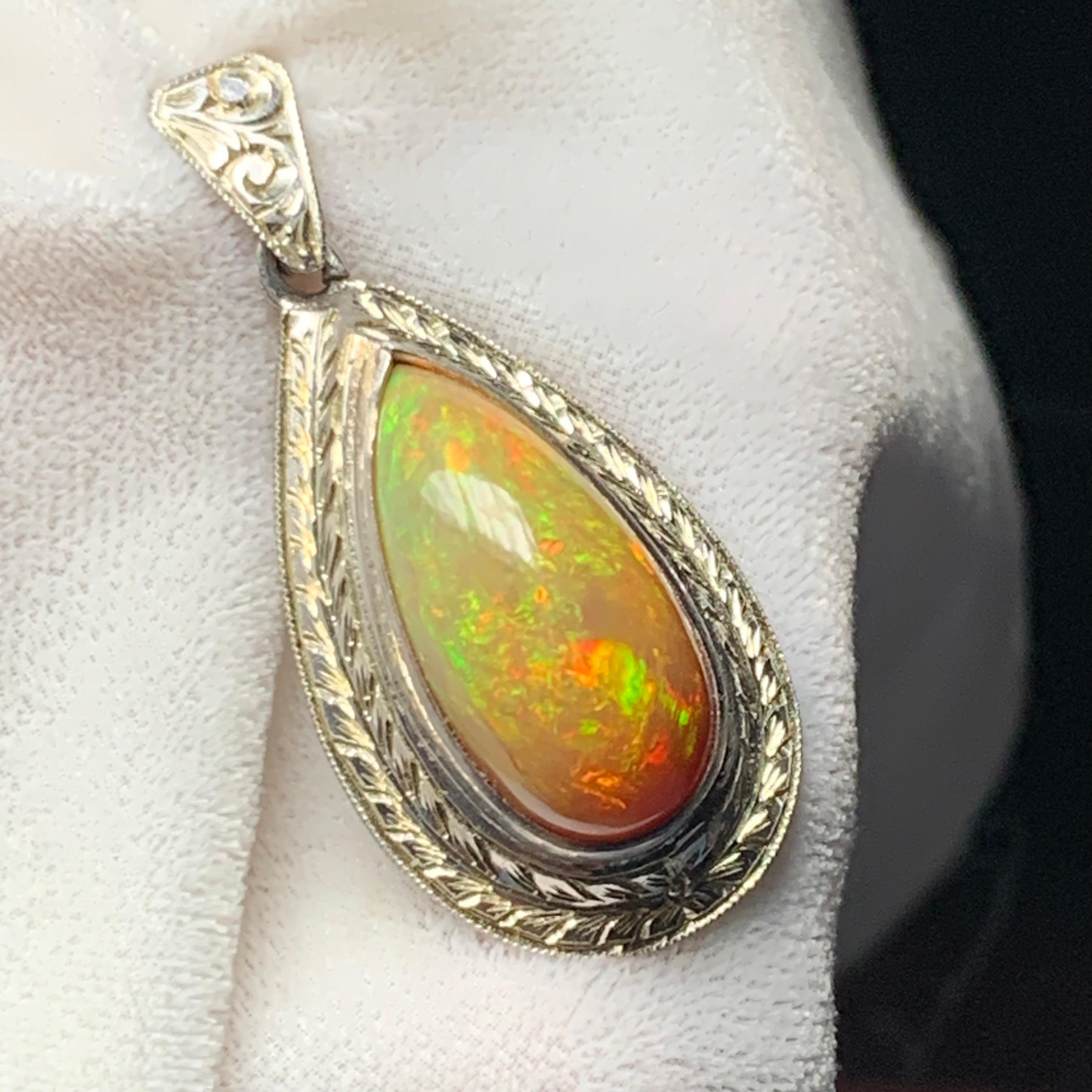 Natural Fire Opal Pendant in 925 Sterling Silver – Handmade with Play of Color In condizioni Nuovo in vendita a Peshawar, PK