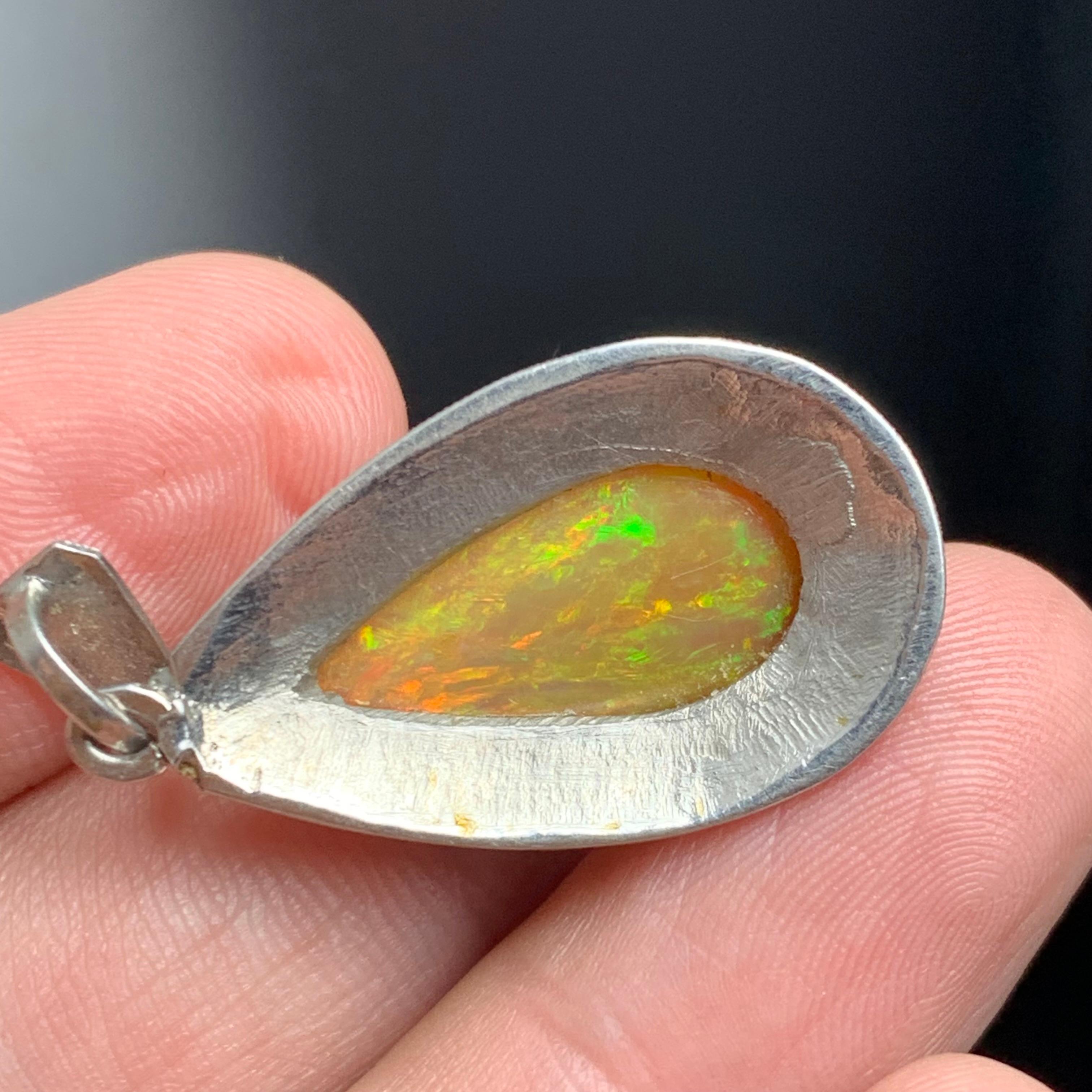 Natural Fire Opal Pendant in 925 Sterling Silver – Handmade with Play of Color in vendita 3