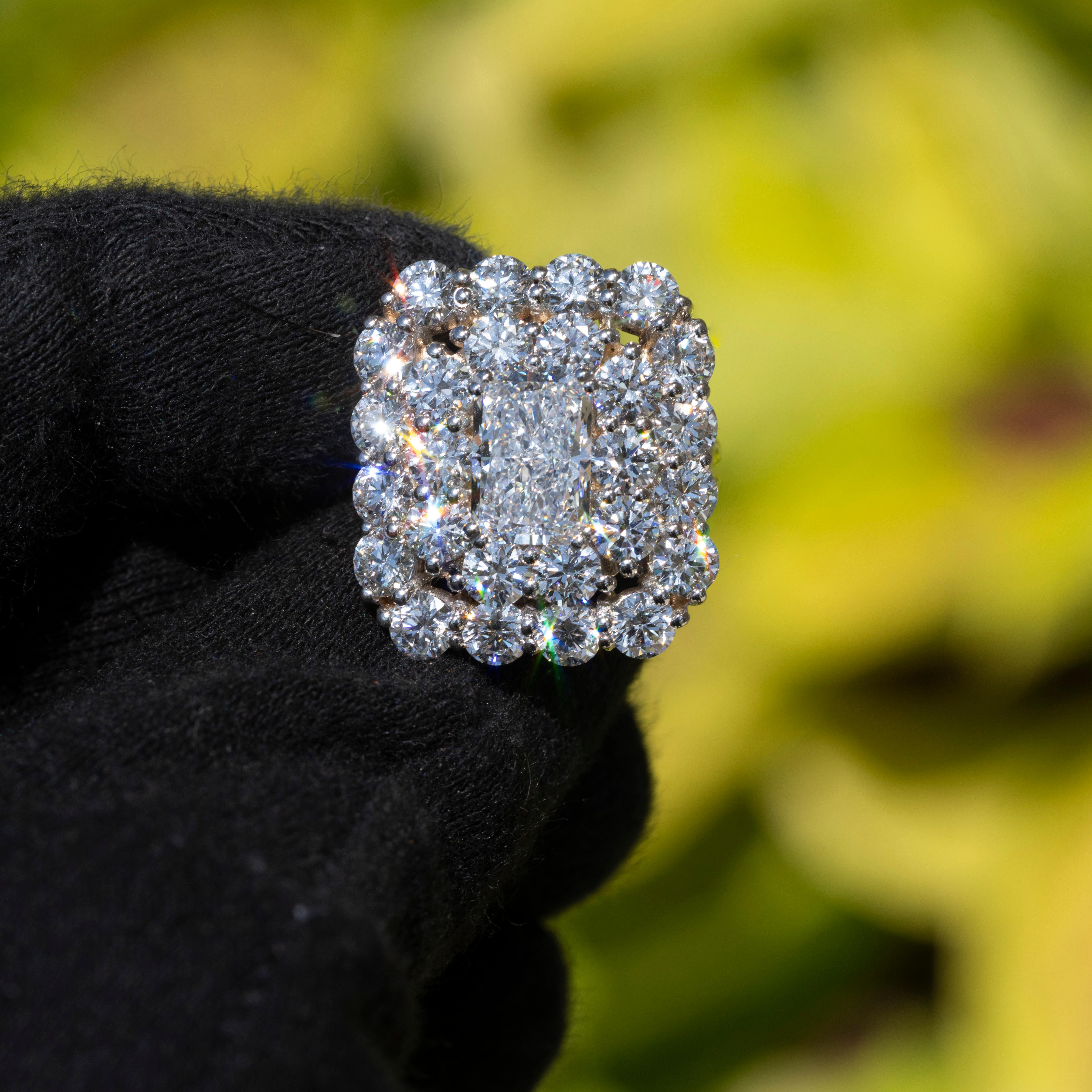 Natural Flawless Emerald and Round Cut Brilliant Diamond Ring 1