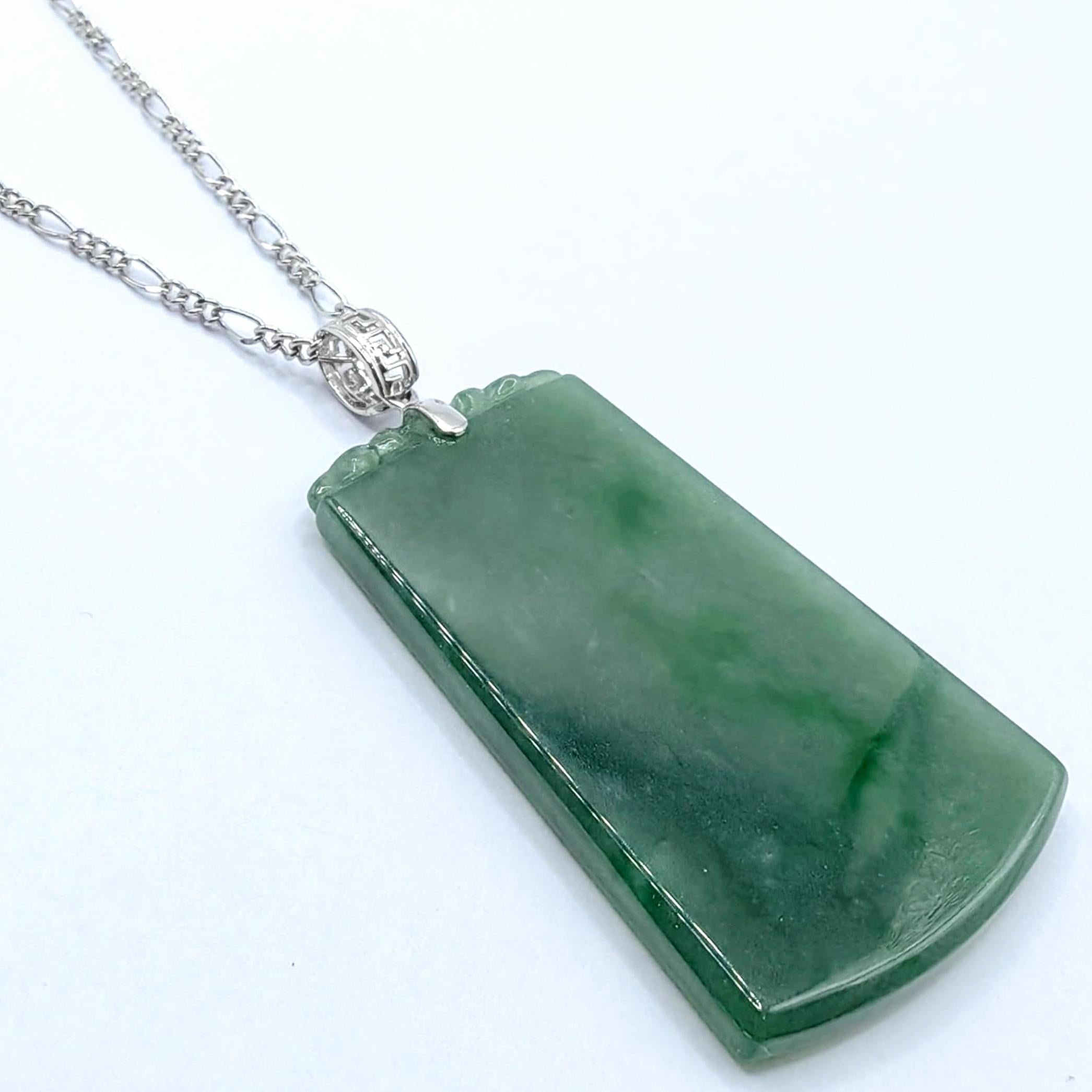 Contemporaneo Ciondolo della pace in giadeite verde fiore naturale con cappio a chiave cinese in oro 18 carati in vendita