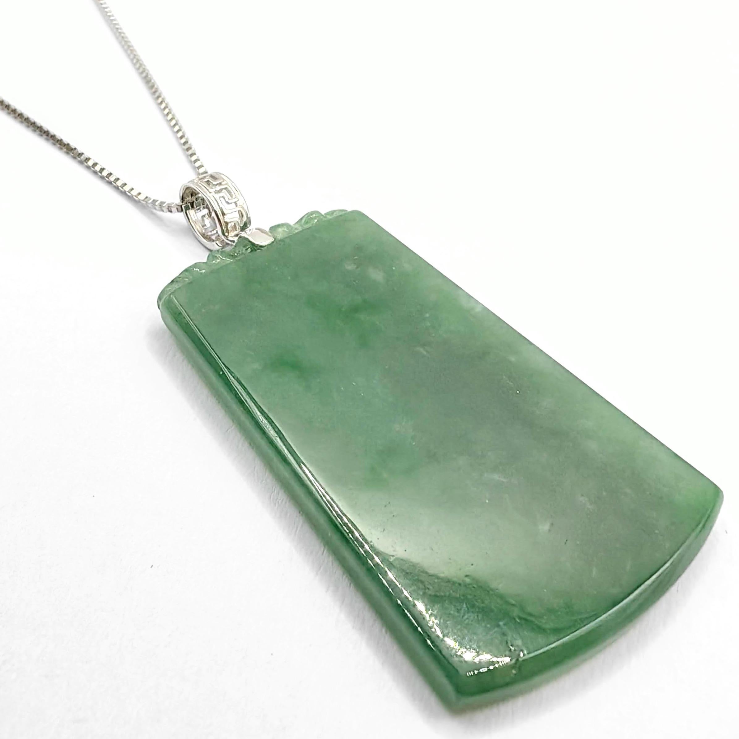 Taglio misto Ciondolo della pace in giadeite verde fiore naturale con cappio a chiave cinese in oro 18 carati in vendita