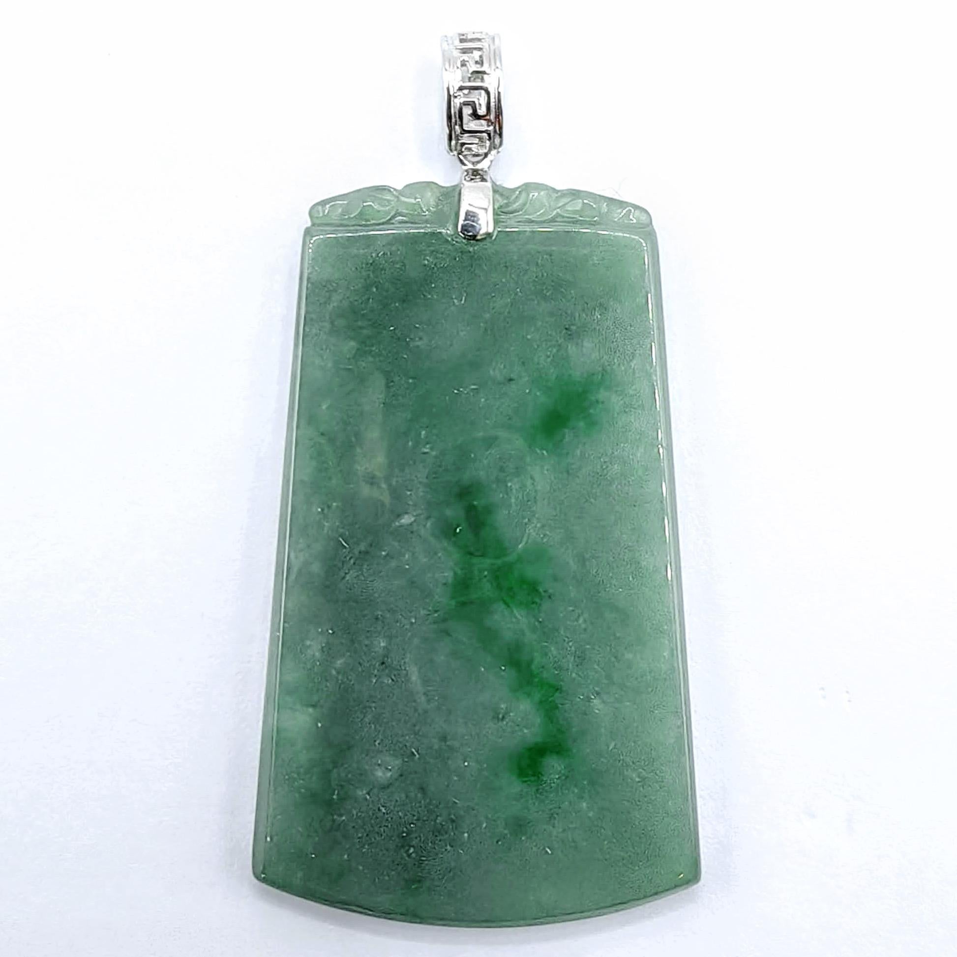 da uomo o donna Ciondolo della pace in giadeite verde fiore naturale con cappio a chiave cinese in oro 18 carati in vendita