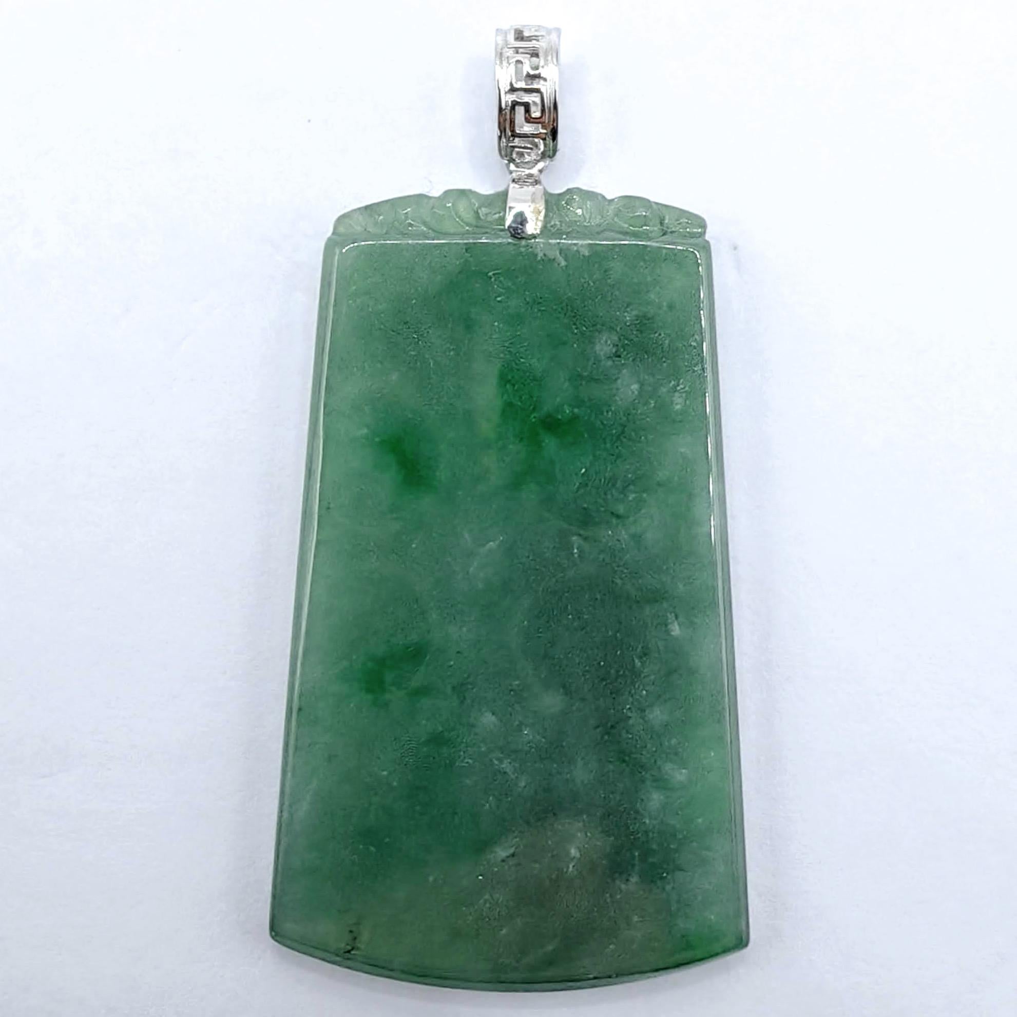 Ciondolo della pace in giadeite verde fiore naturale con cappio a chiave cinese in oro 18 carati in vendita 1
