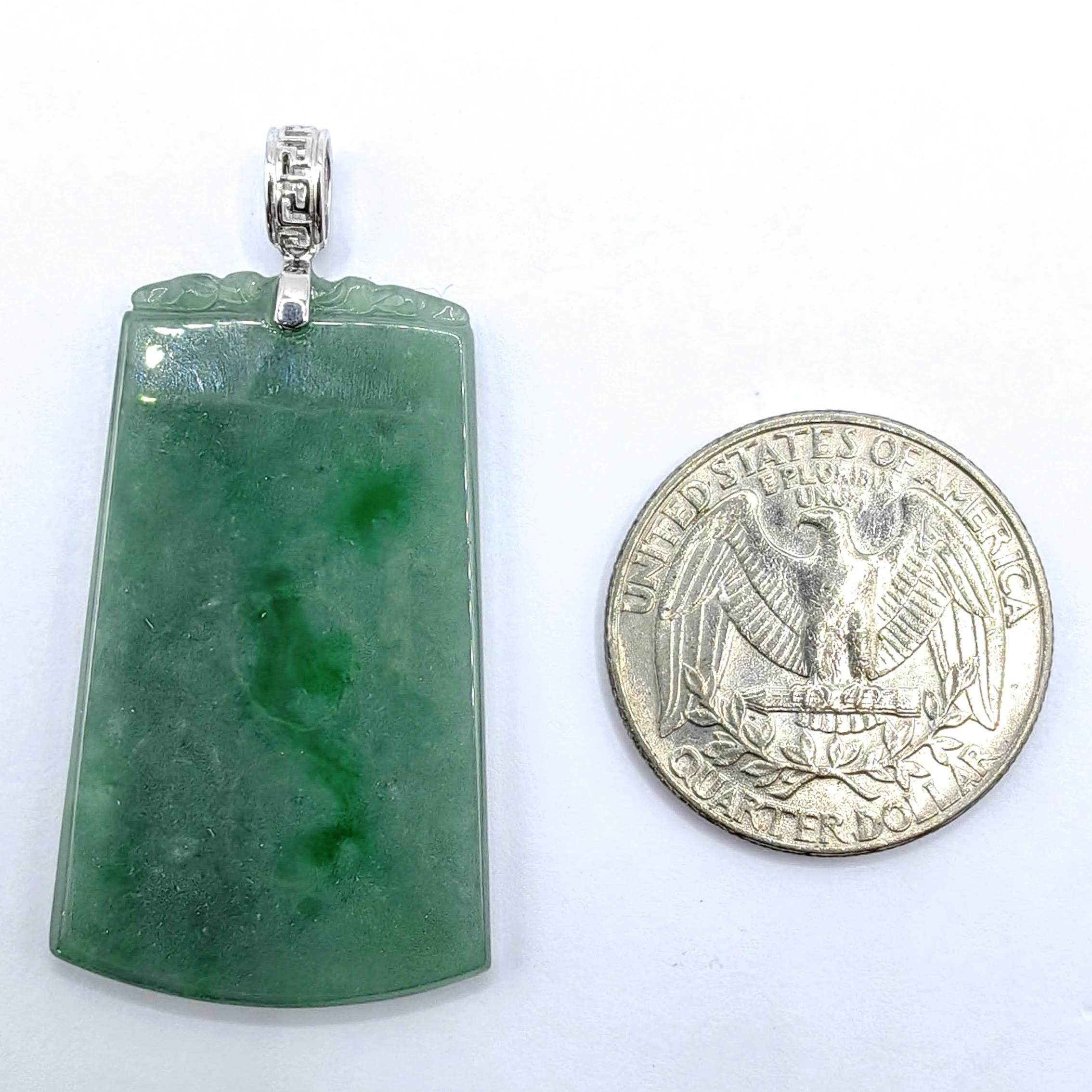 Ciondolo della pace in giadeite verde fiore naturale con cappio a chiave cinese in oro 18 carati in vendita 2