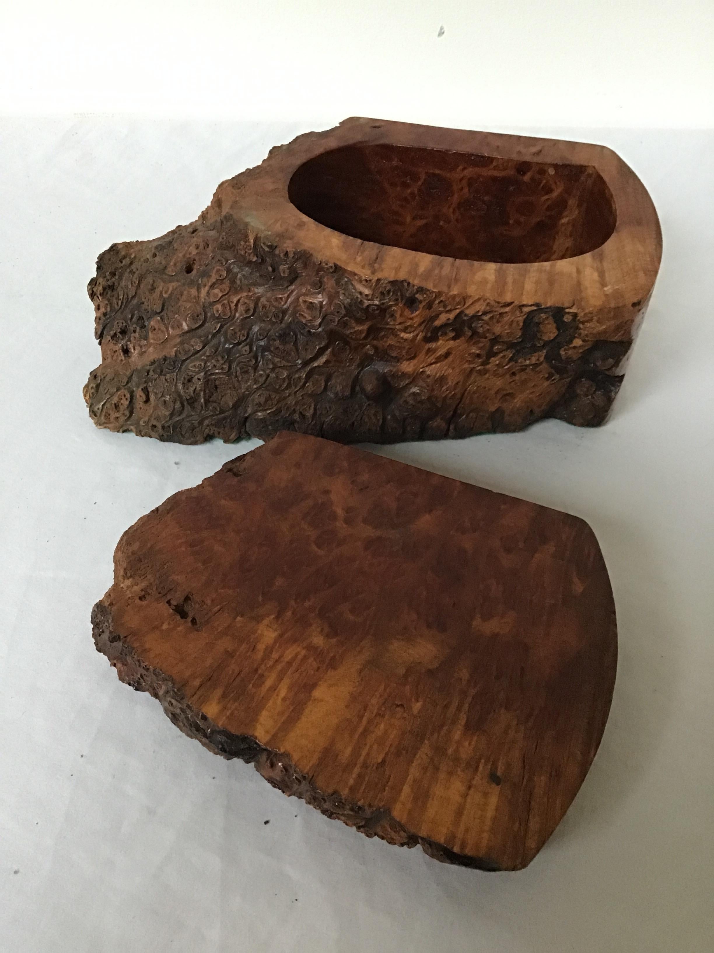 Caja de madera burl de forma natural.