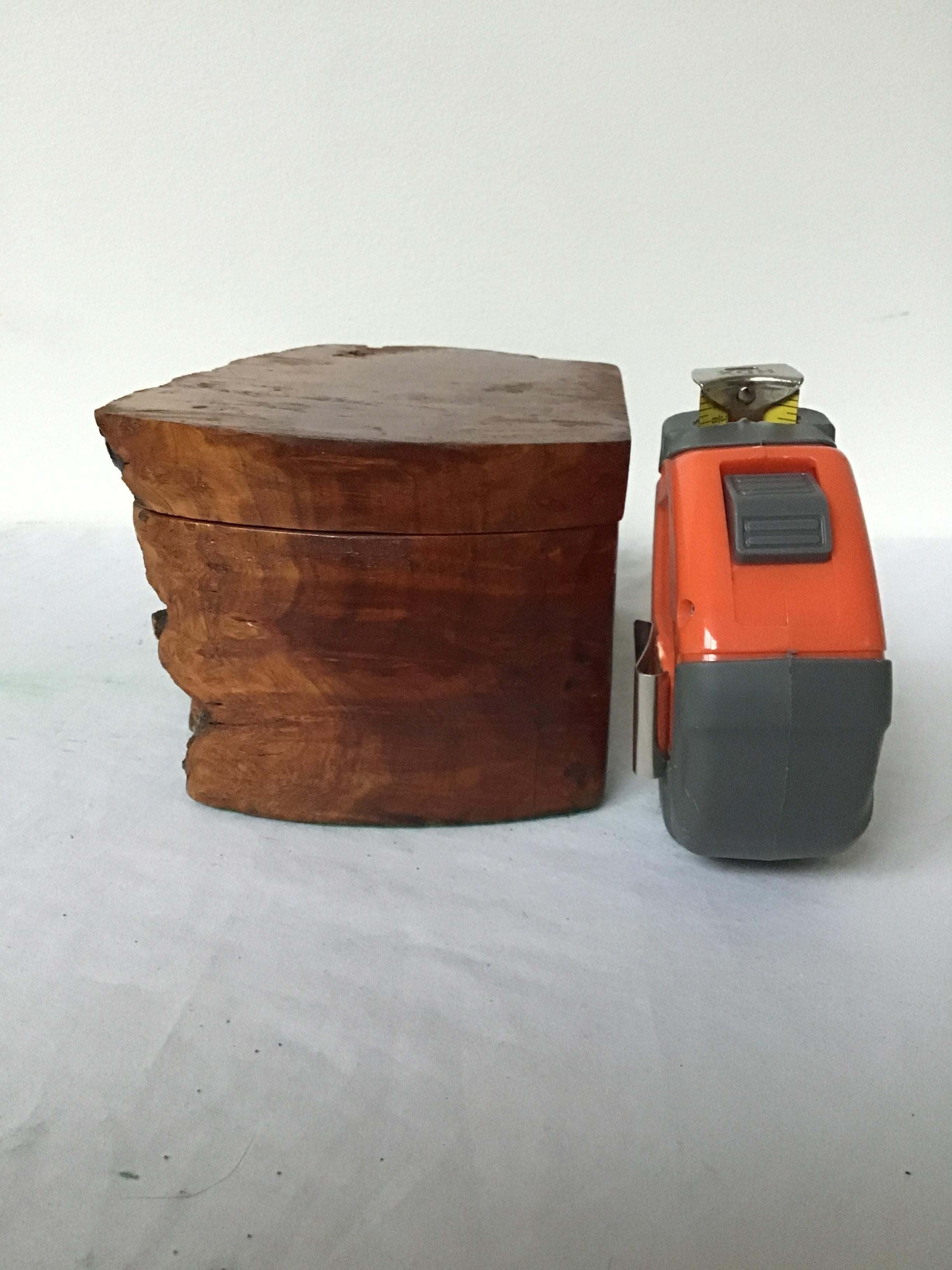 Boîte en bois de ronce de forme naturelle en vente 1