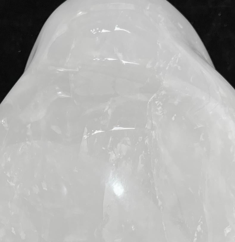 Paar fein geschnitzte Lampen aus Bergkristall in natürlicher Form, geschaffen von Phoenix Gallery 
Jede Lampe Installiert zwei Steckdosen.
Bis zur Spitze des Bergkristalls: 13 in
Empfohlene Schirmgröße 11