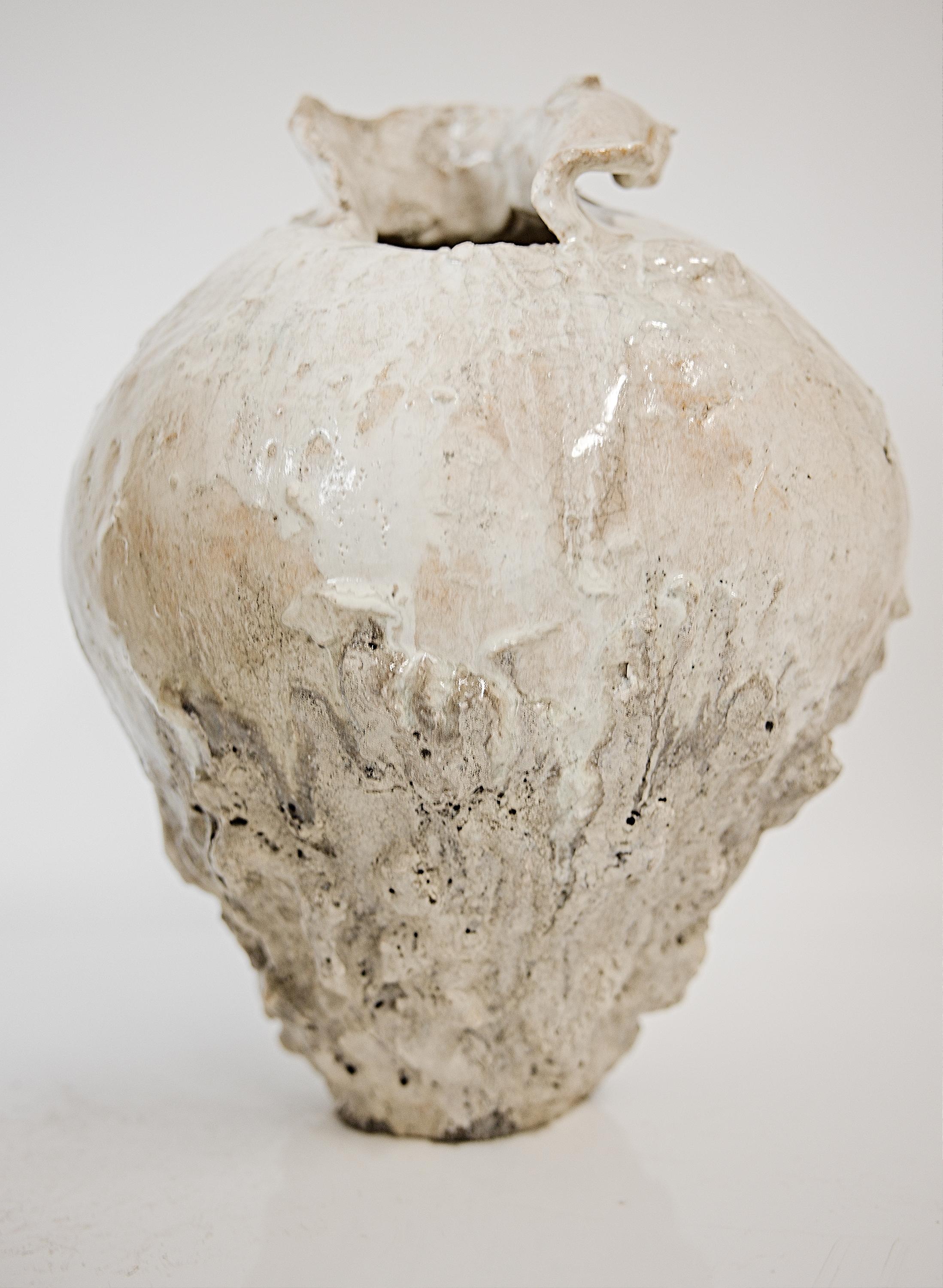 Scopri la squisita maestria del vaso Fubuki Moon Pod presso gli Studio A. Shine, dove ogni pezzo evoca la sensazione delle tempeste di neve invernali nei villaggi del Giappone.  Questi pezzi scultorei unici nel loro genere fanno ora parte della