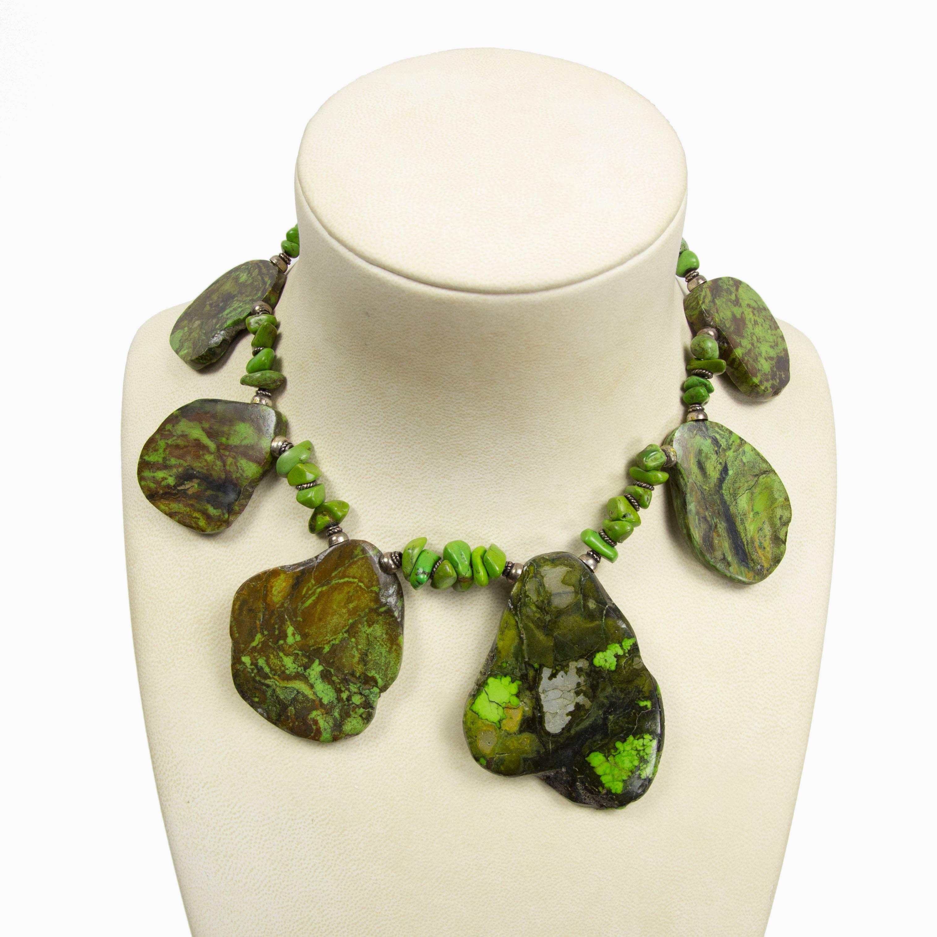 Collana con otto spettacolari fette di turchese libero di alta qualità che mostrano al meglio le loro variazioni di colore e le loro forme individuali, una meraviglia naturale... una più bella dell'altra! Intervallato da perline di turchese naturale