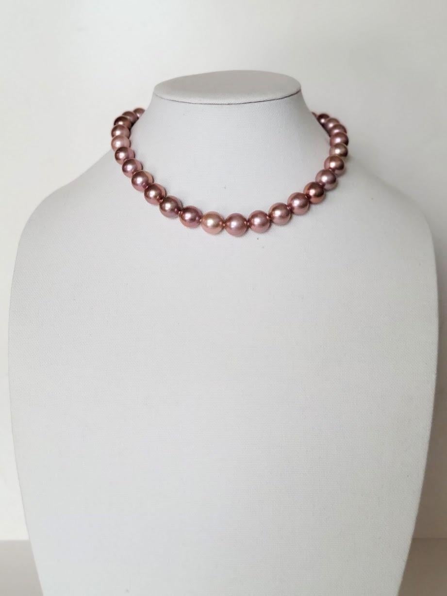 Natural Freshwater Edison Dark Pink Pearl Necklace with 14K Gold Clasp In Excellent Condition For Sale In Chesterland, OH