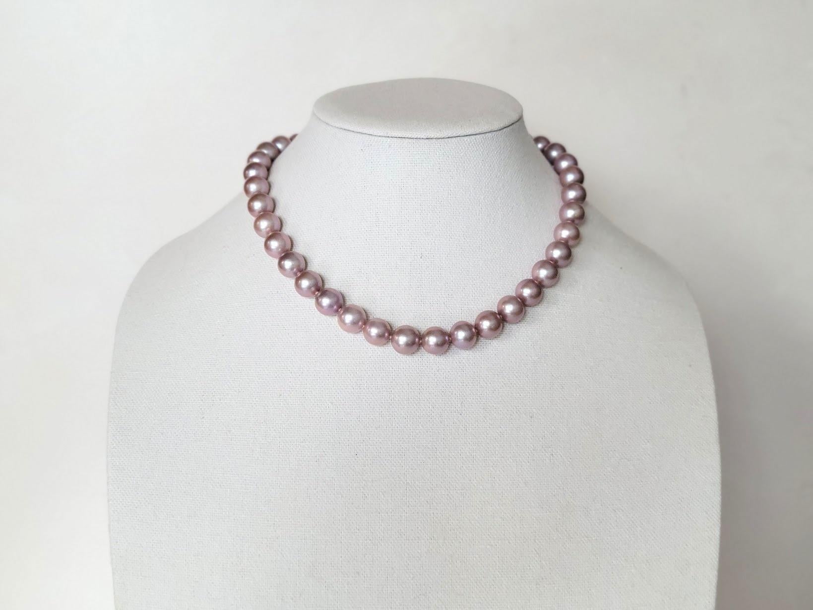 Indulge in the timeless beauty of this exquisite pink Edison pearl necklace. Measuring 18 inches in length and featuring lustrous 11-12mm pearls, this piece radiates elegance and sophistication. Weighing 77 grams, it has a luxurious feel, perfect