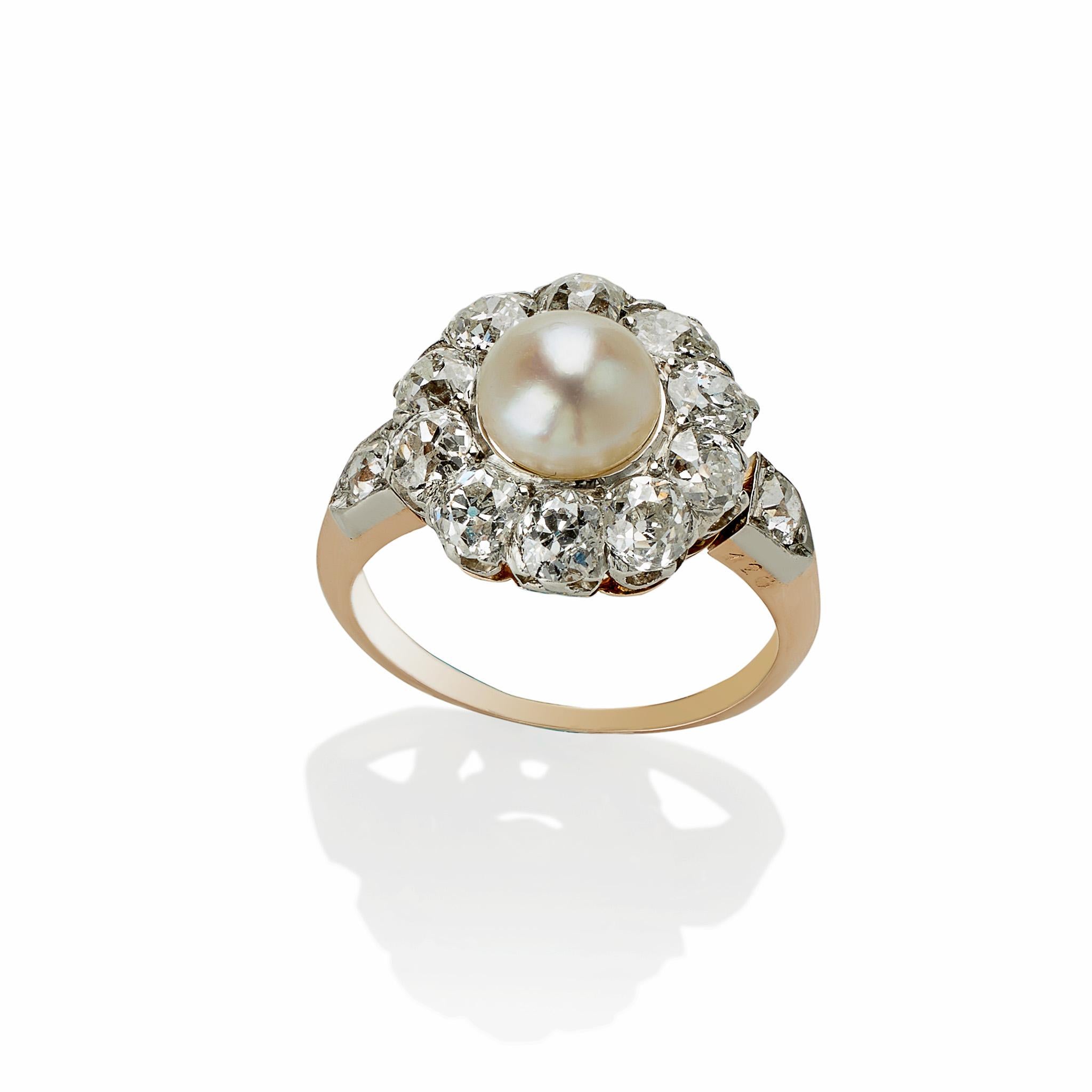 Natural Freshwater Pearl and Diamond Ring In Excellent Condition For Sale In New York, NY