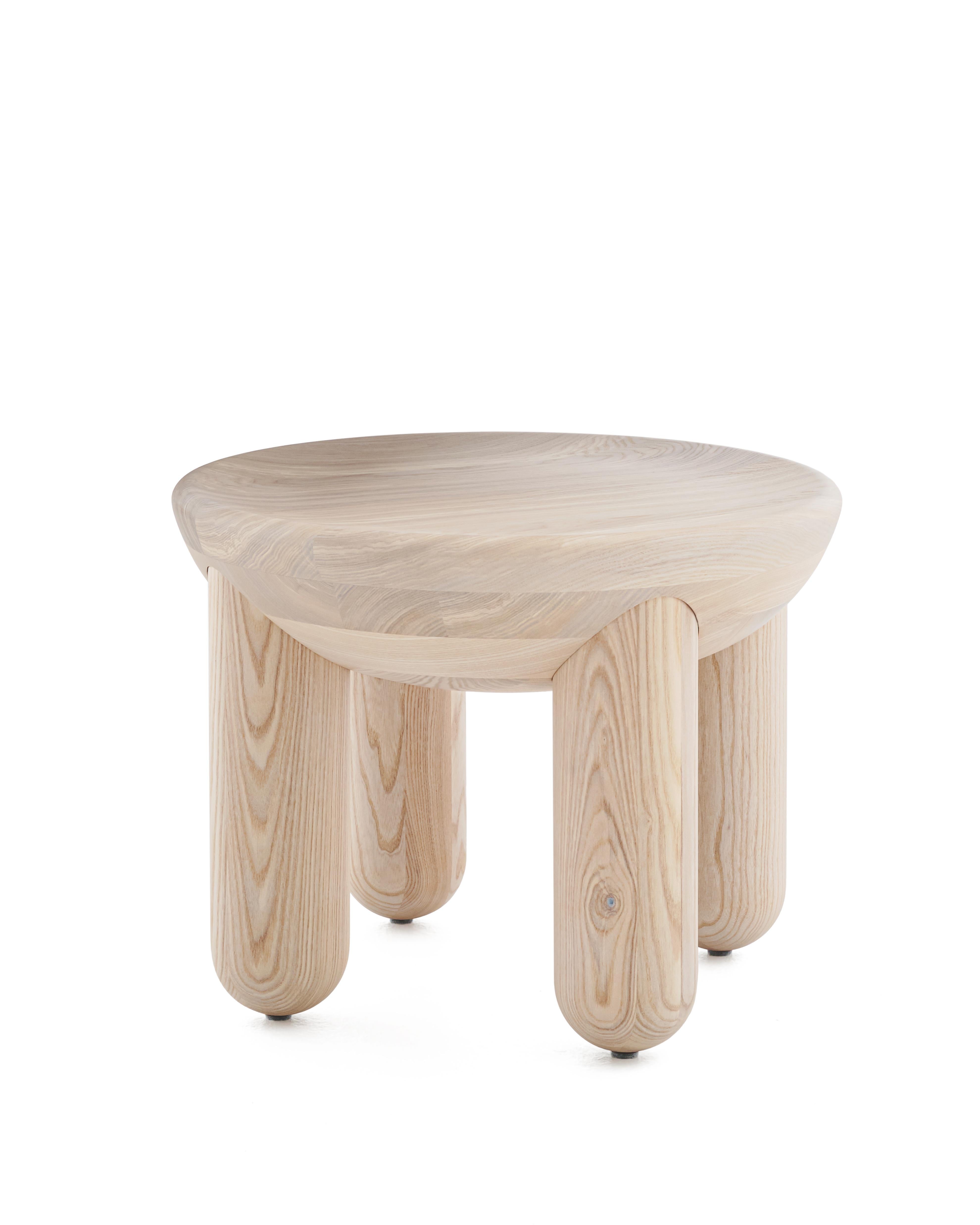 Mesa baja natural Freyja 2 by NOOM
Dimensiones: P 48 x A 37 cm 
Materiales: Madera de fresno.

Mesas de centro suavemente redondeadas 