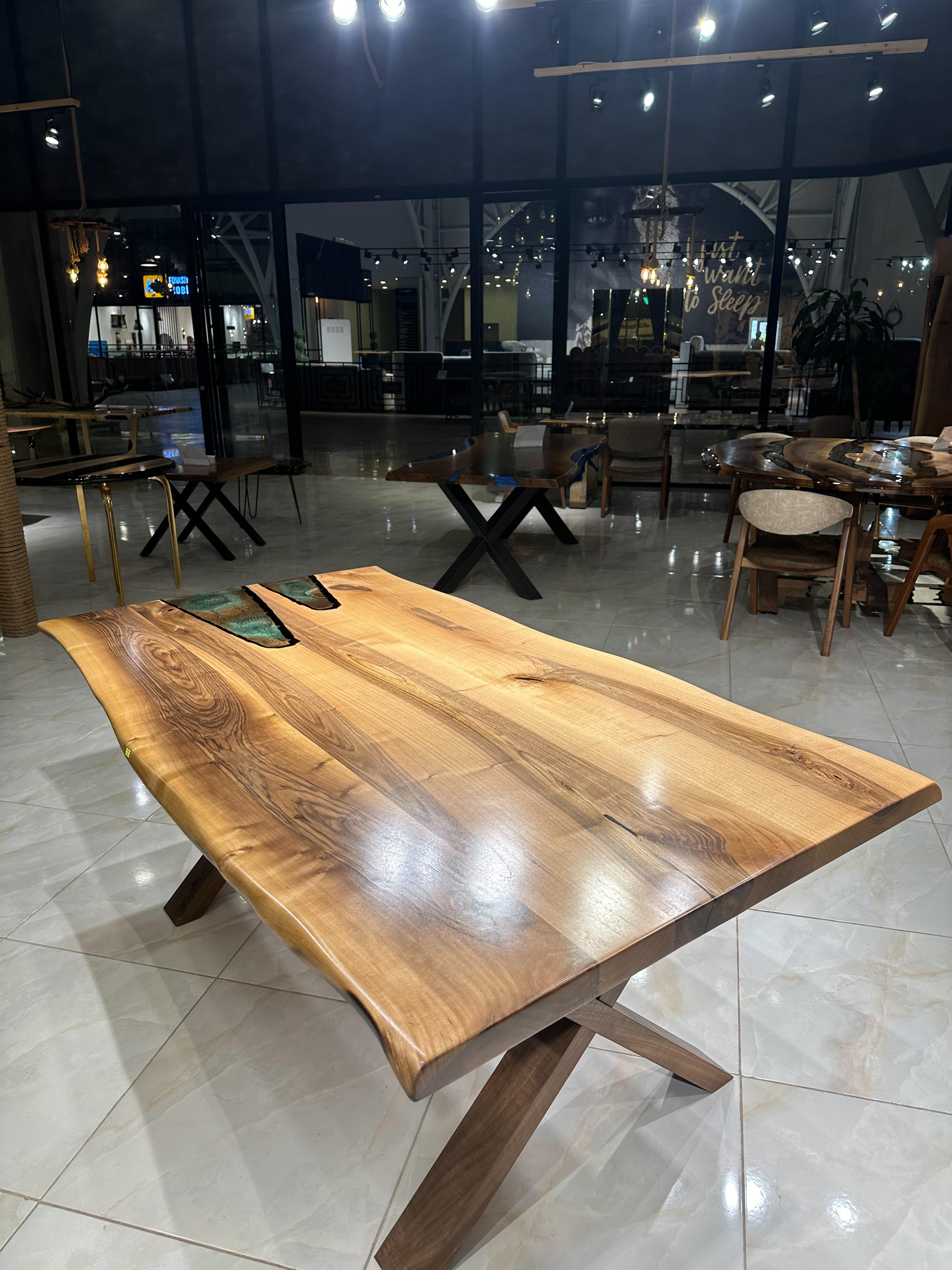Green Epoxy Walnut  Dining Table - Wood Custom Table - Kitchen Resin Table in vendita 3